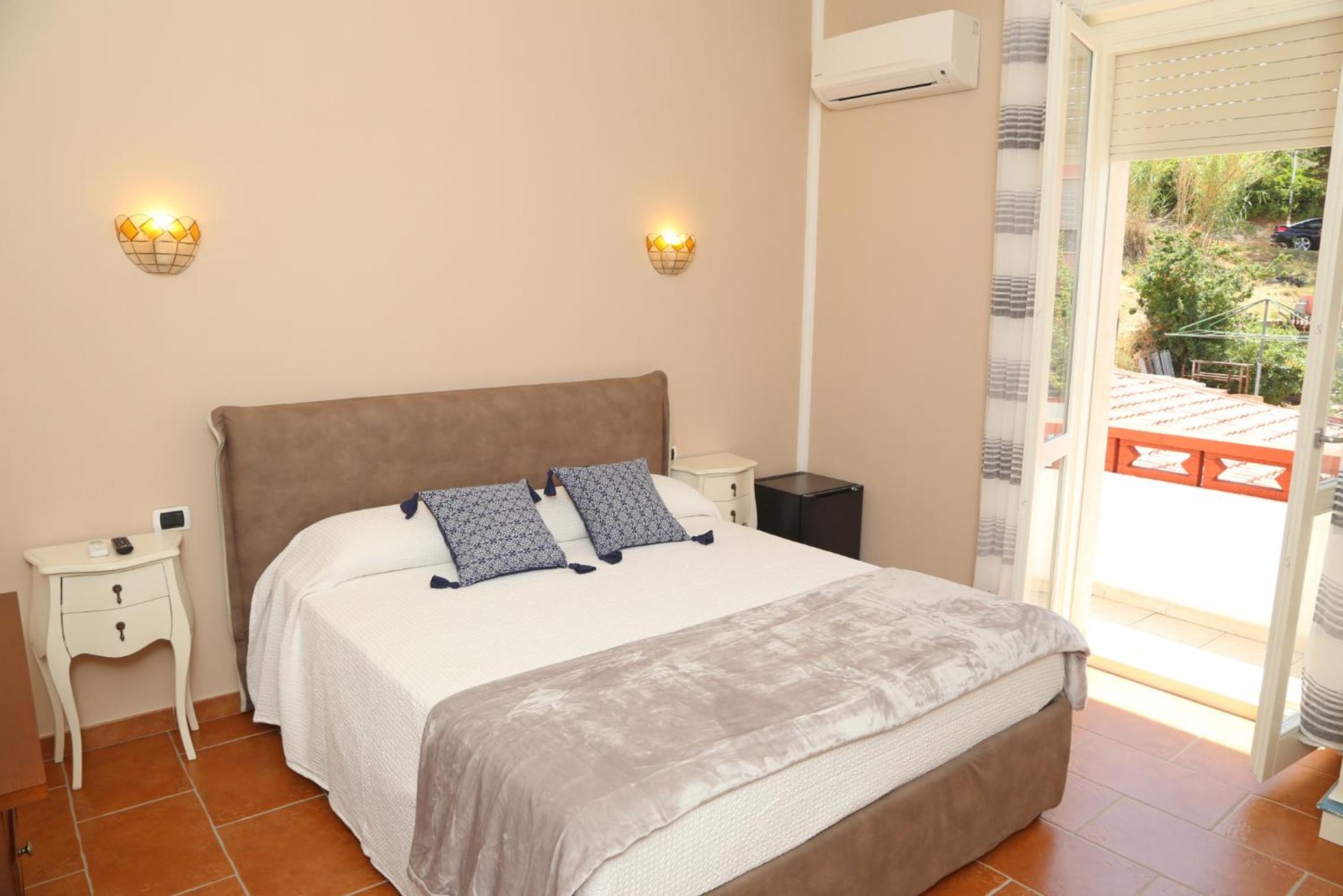 King Room with Balcony - Photo 2