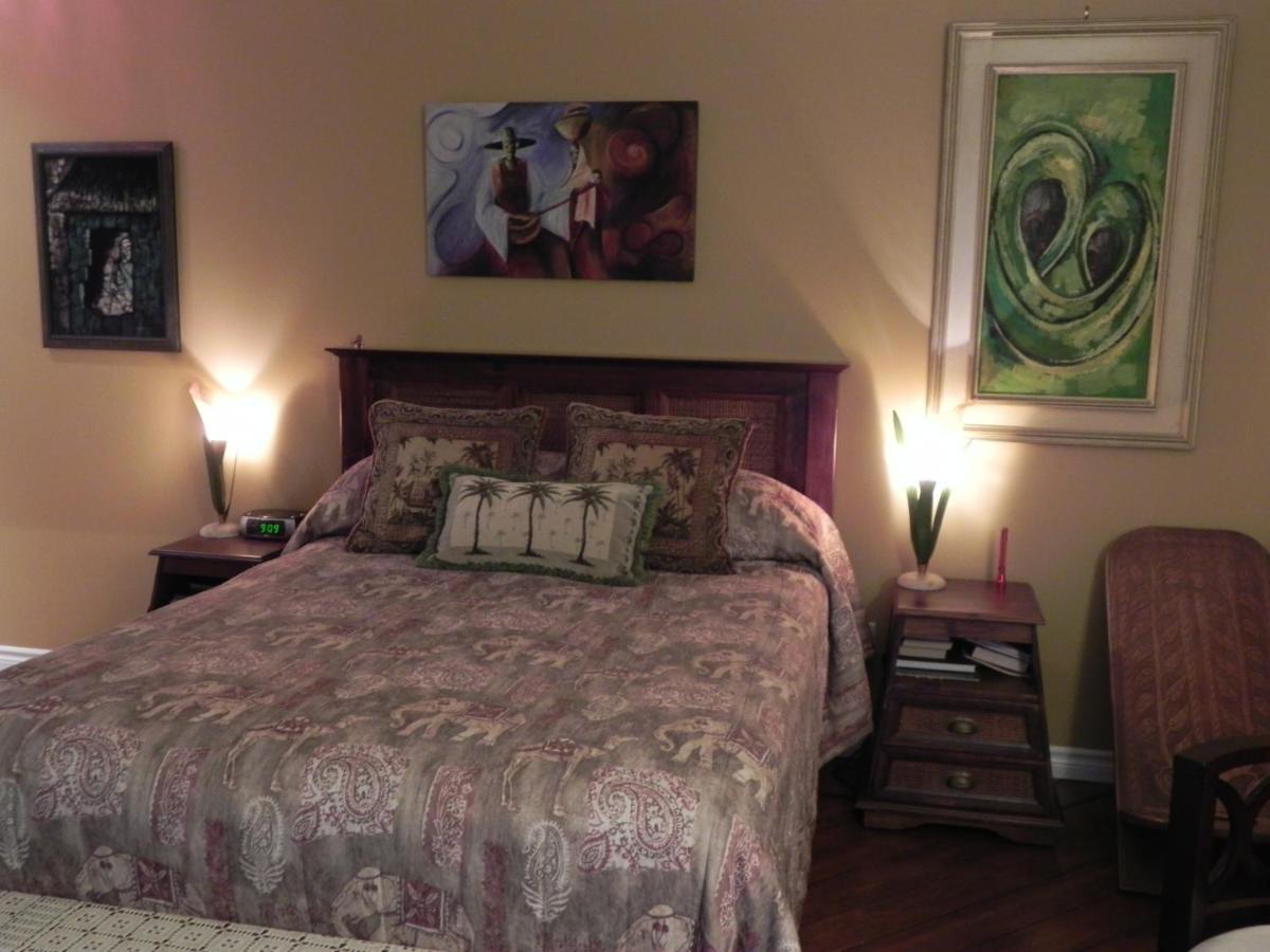 Queen Room photo 2