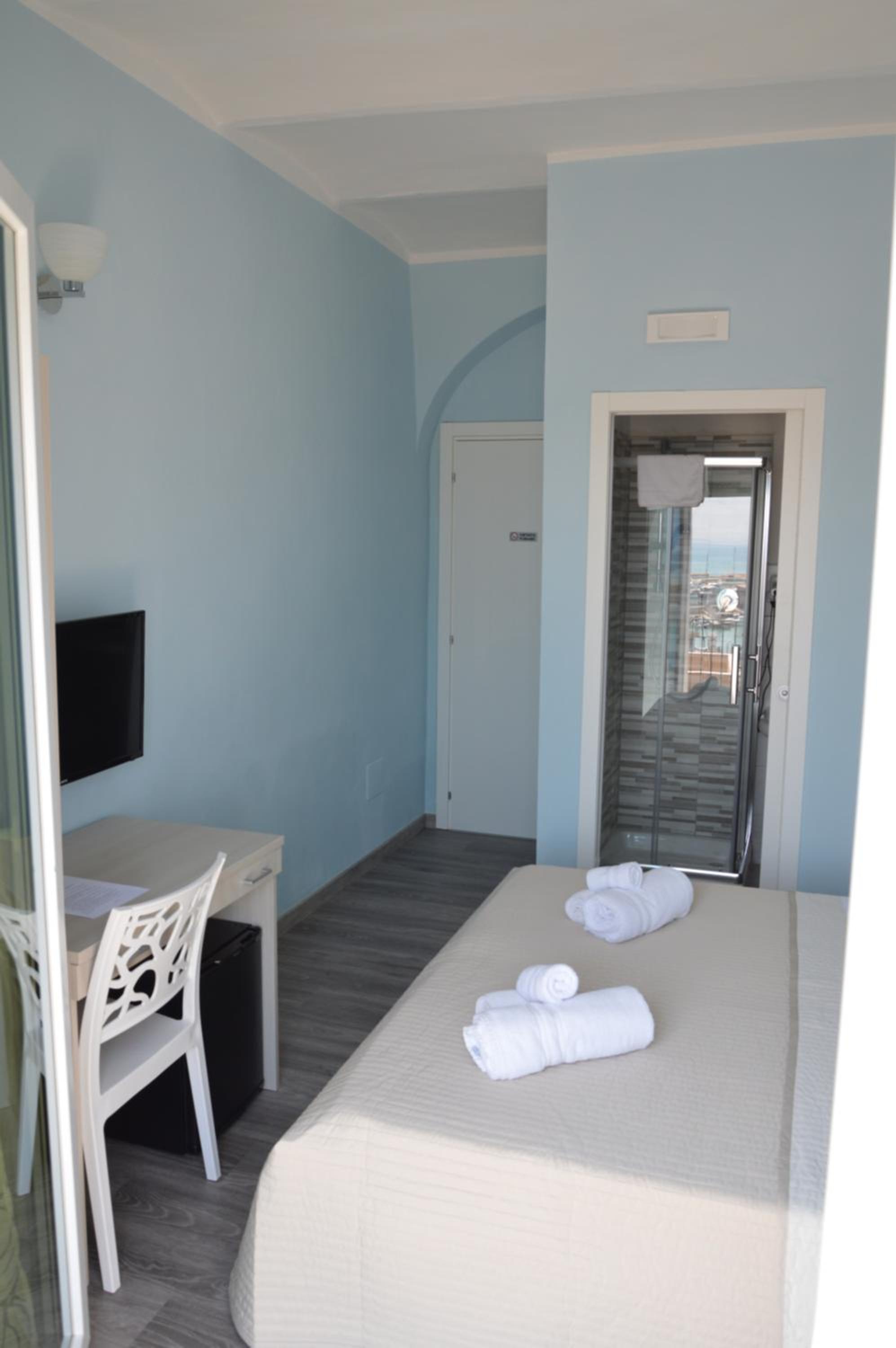 Double Room with Sea View - Photo 4