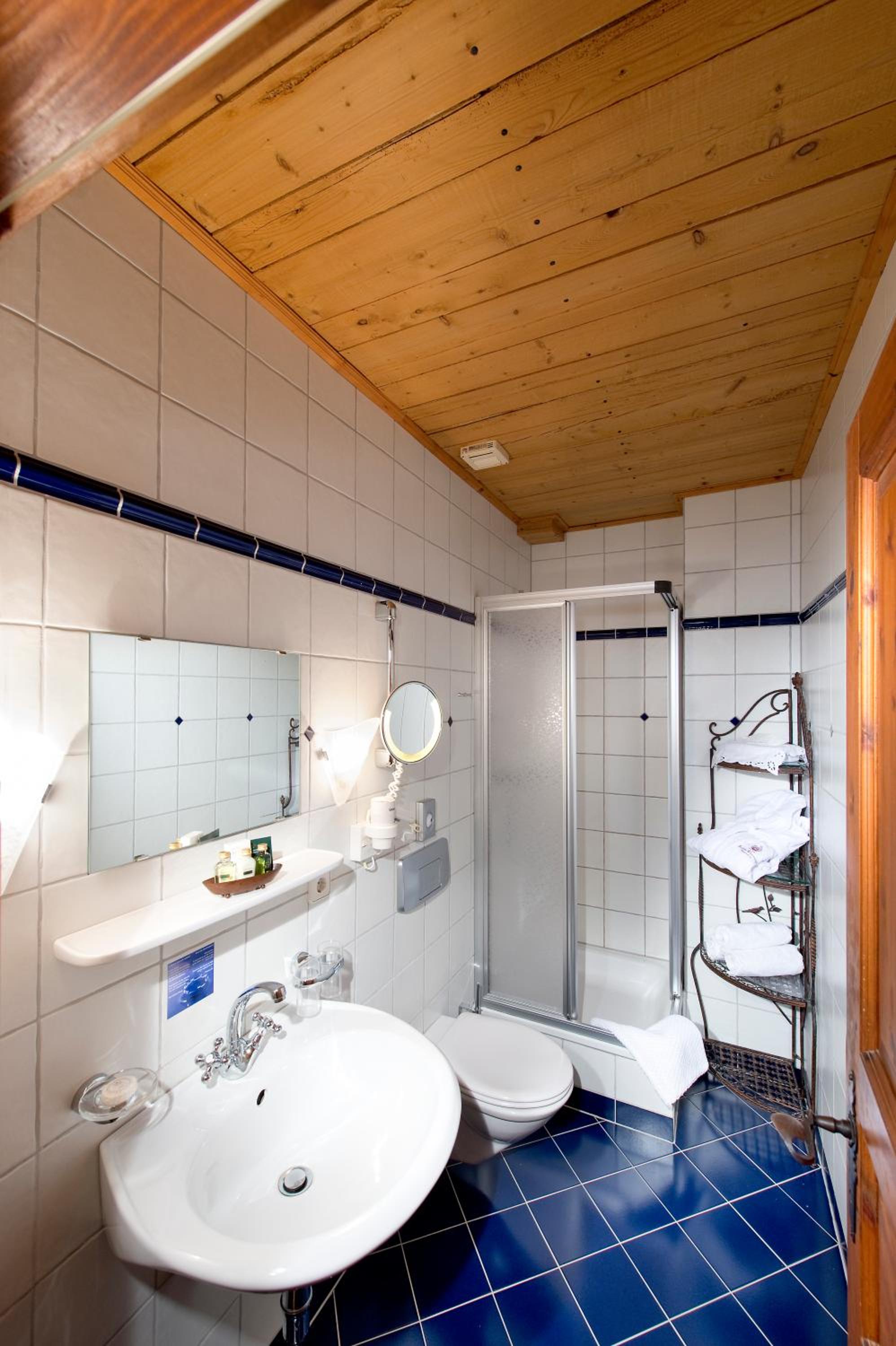 Economy Twin Room - Photo 2