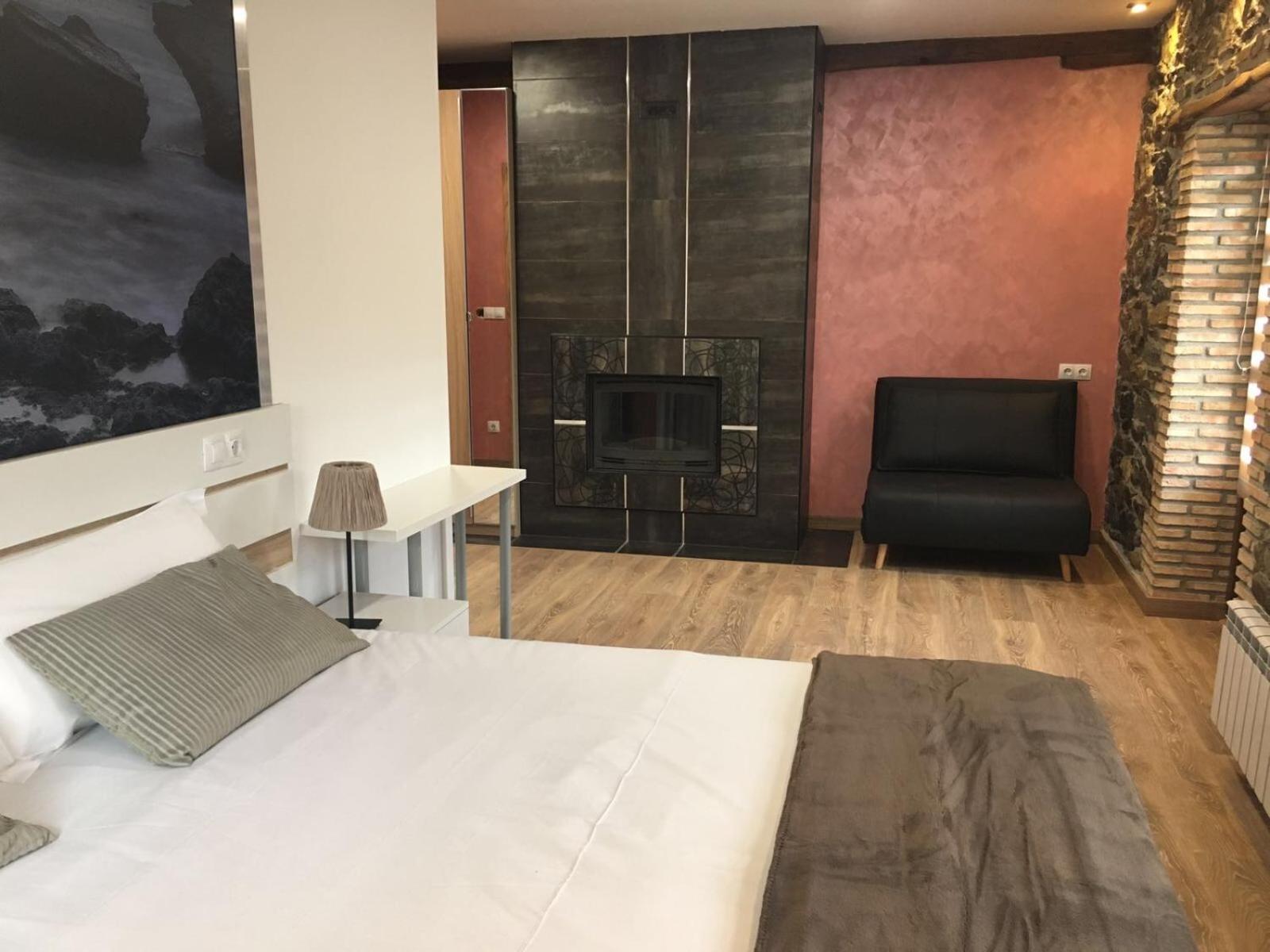Superior Double Room with Balcony and Fireplace photo 3