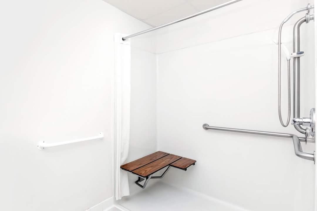 1 King Bed Accessible Non-Smoking - Photo 4
