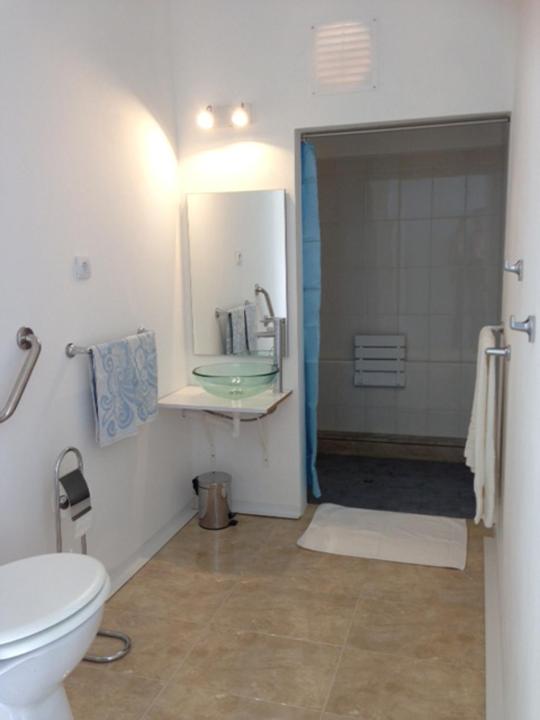 Twin Room - Disability Access - Photo 2