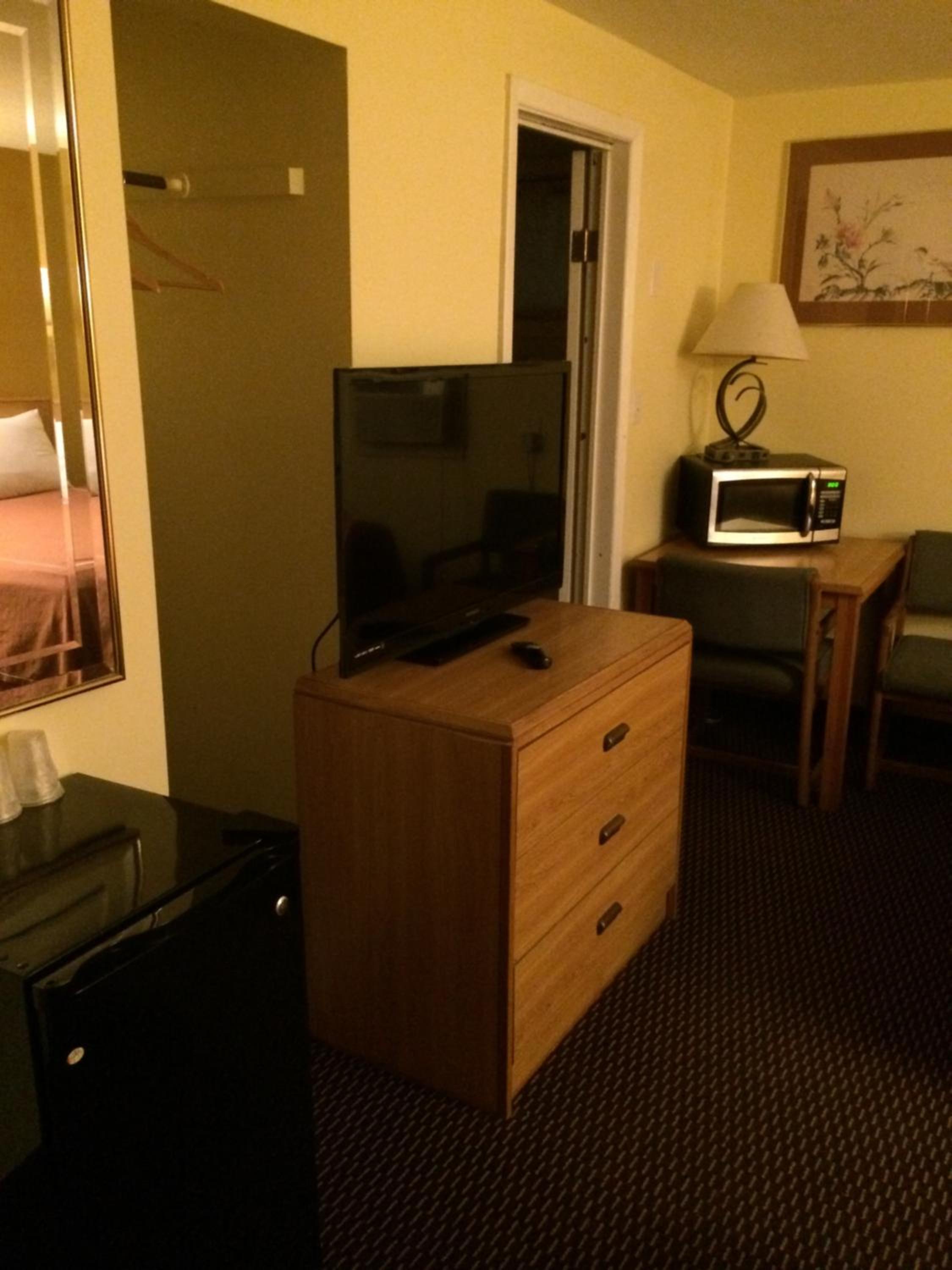 Queen Room with Two Queen Beds - Non-Smoking - Photo 9