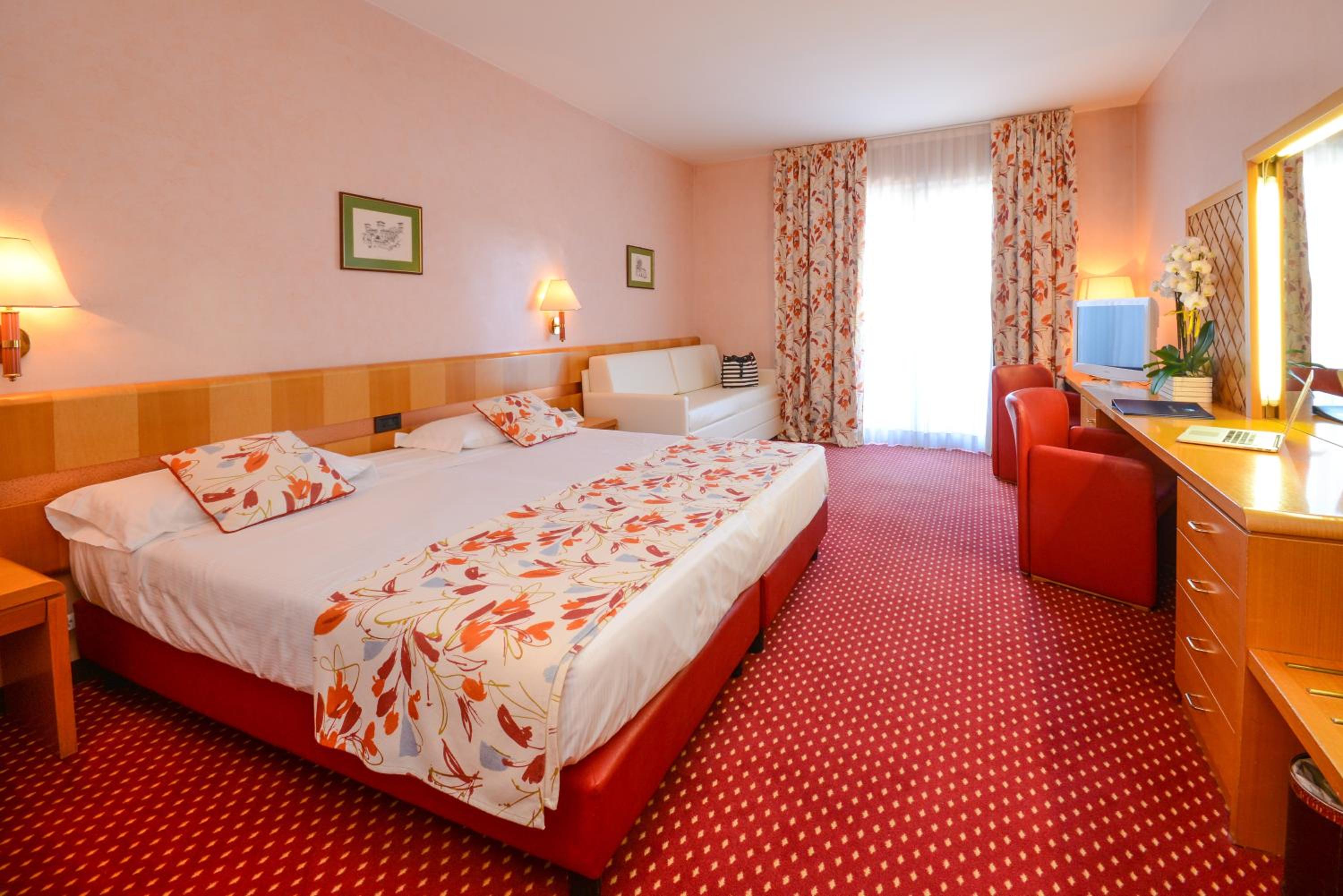 Quadruple Room with Lake View - Photo 1