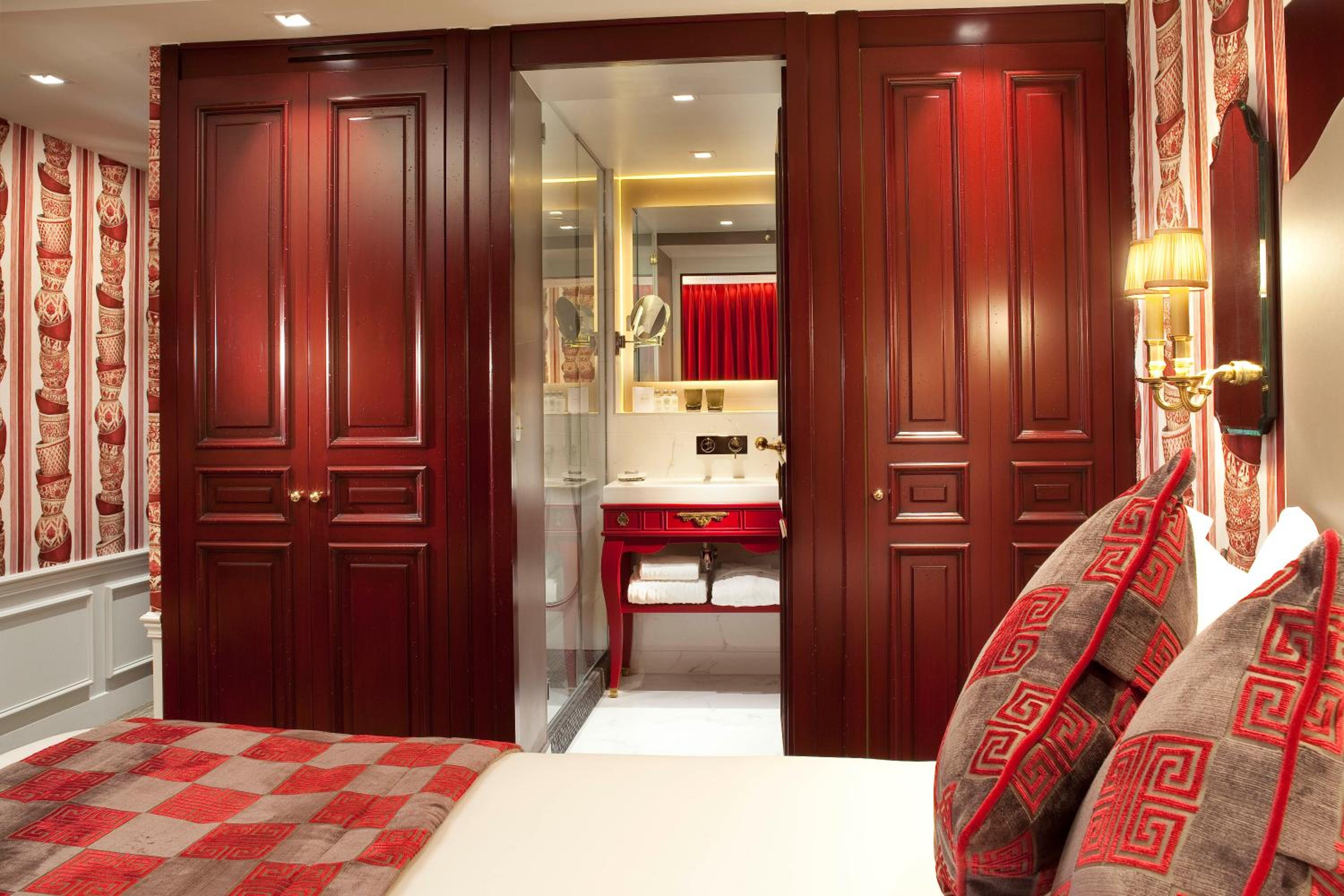 Deluxe Double Room with Opera View thumbnail 6