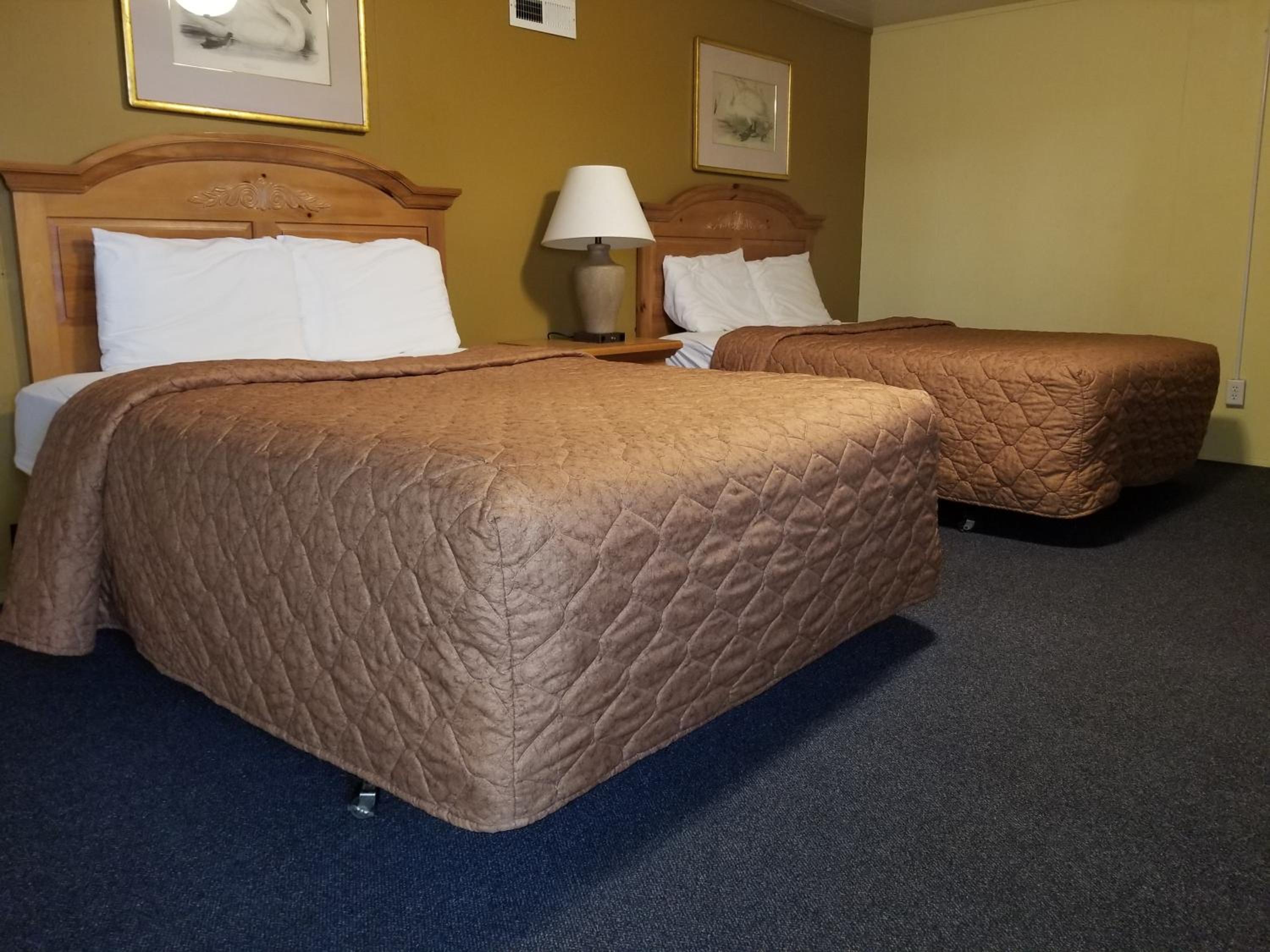 Queen Room with Two Queen Beds - Photo 4