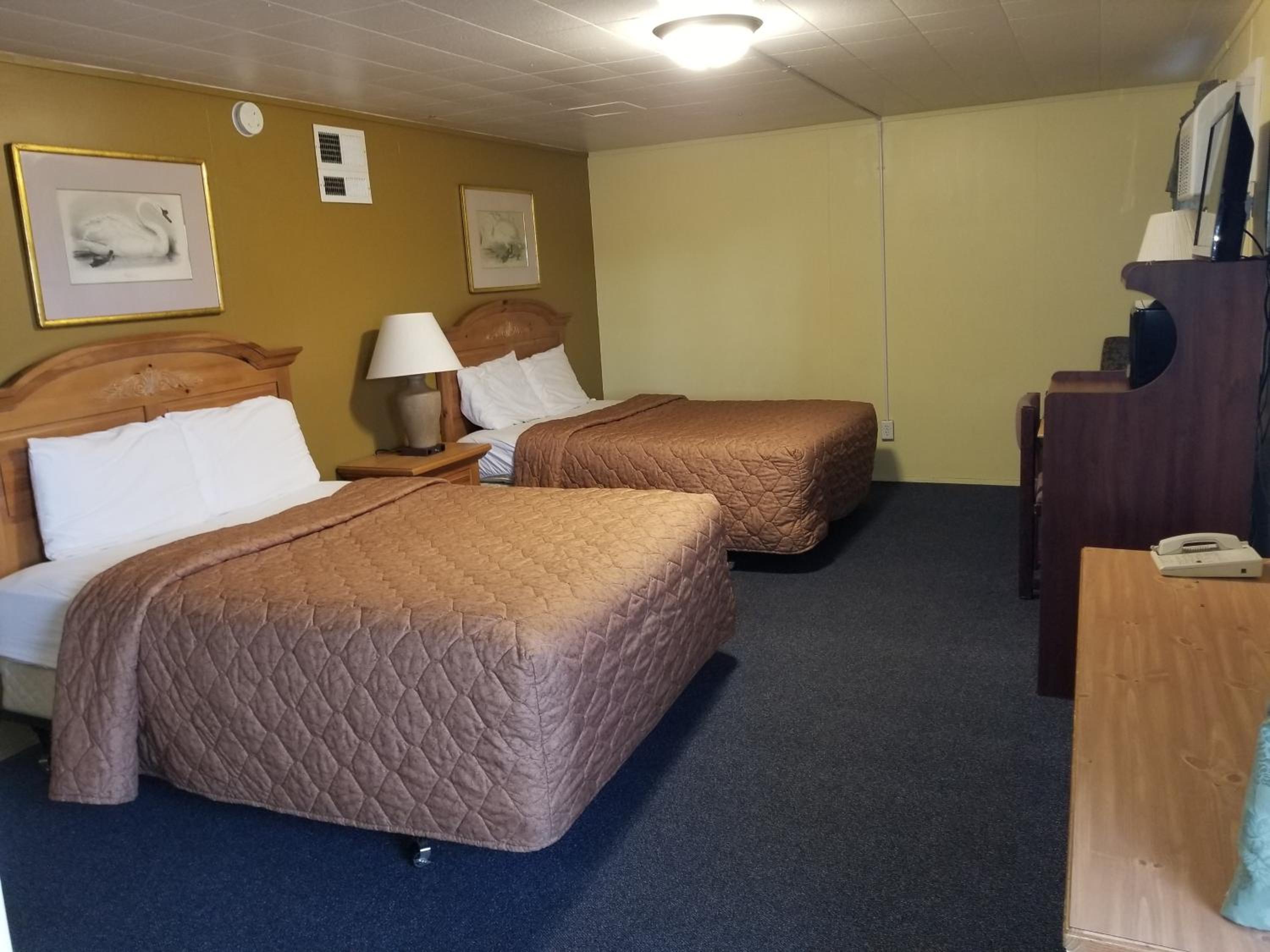 Queen Room with Two Queen Beds - Photo 3