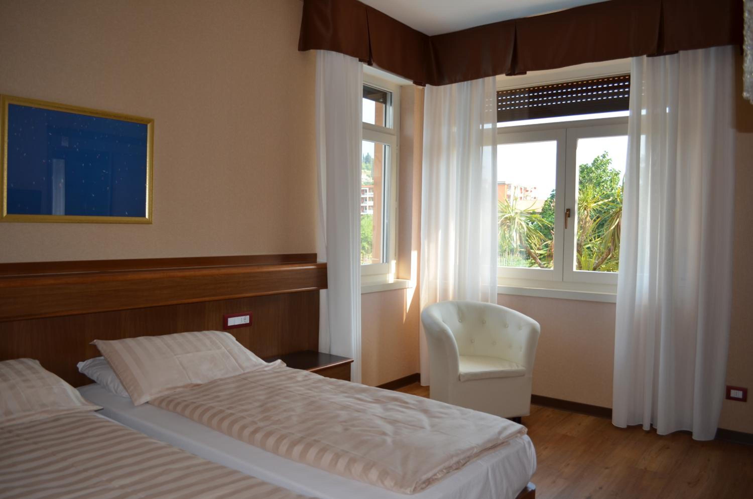 Standard Double or Twin Room - Photo 3