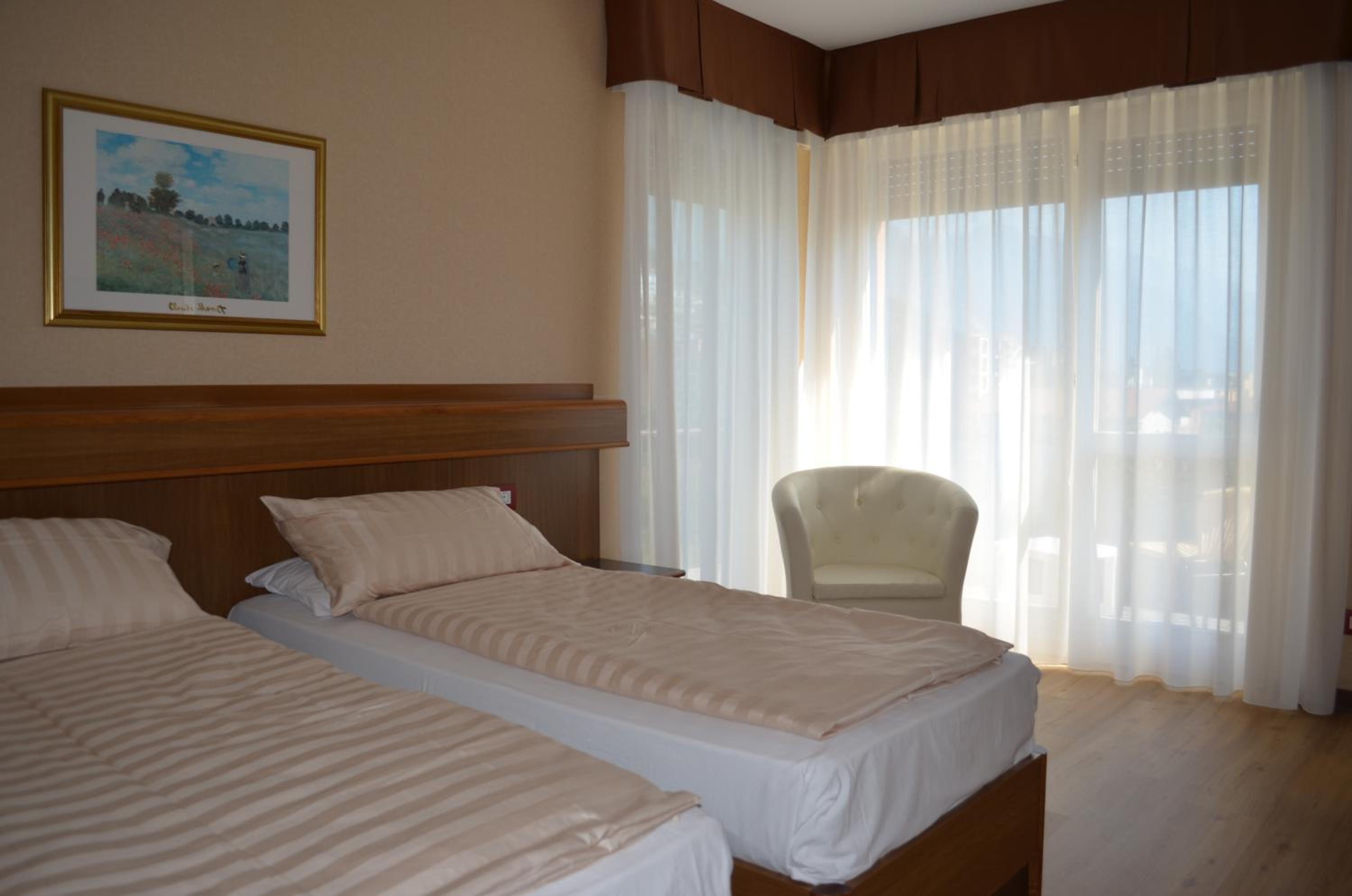 Double or Twin Room with Balcony - Photo 11