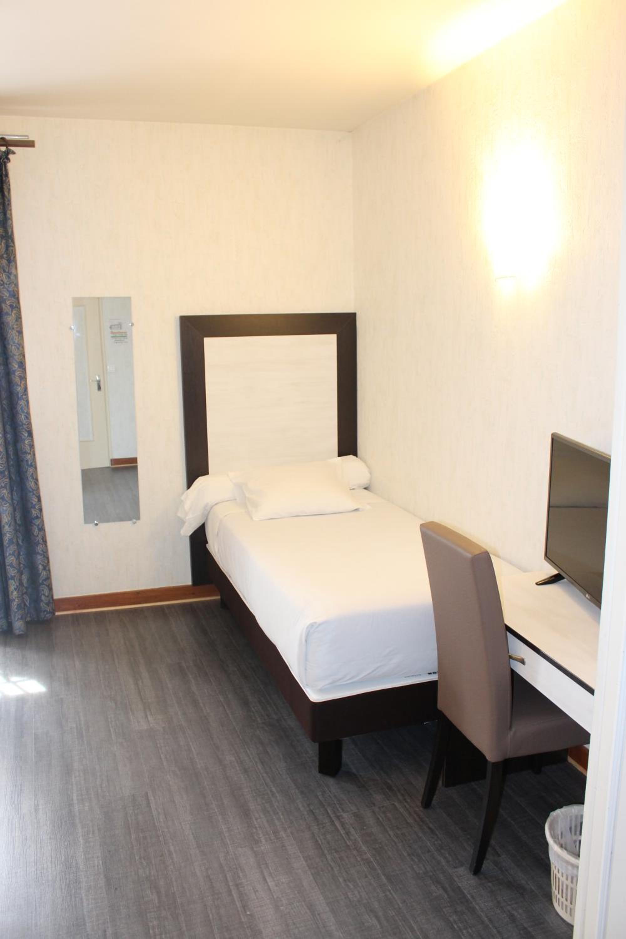 Triple Room with Balcony - Lake View photo 3