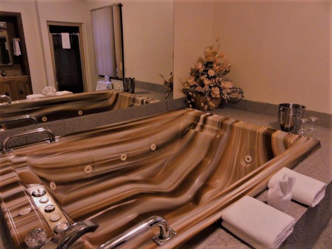Deluxe Suite with Spa Bath photo 2