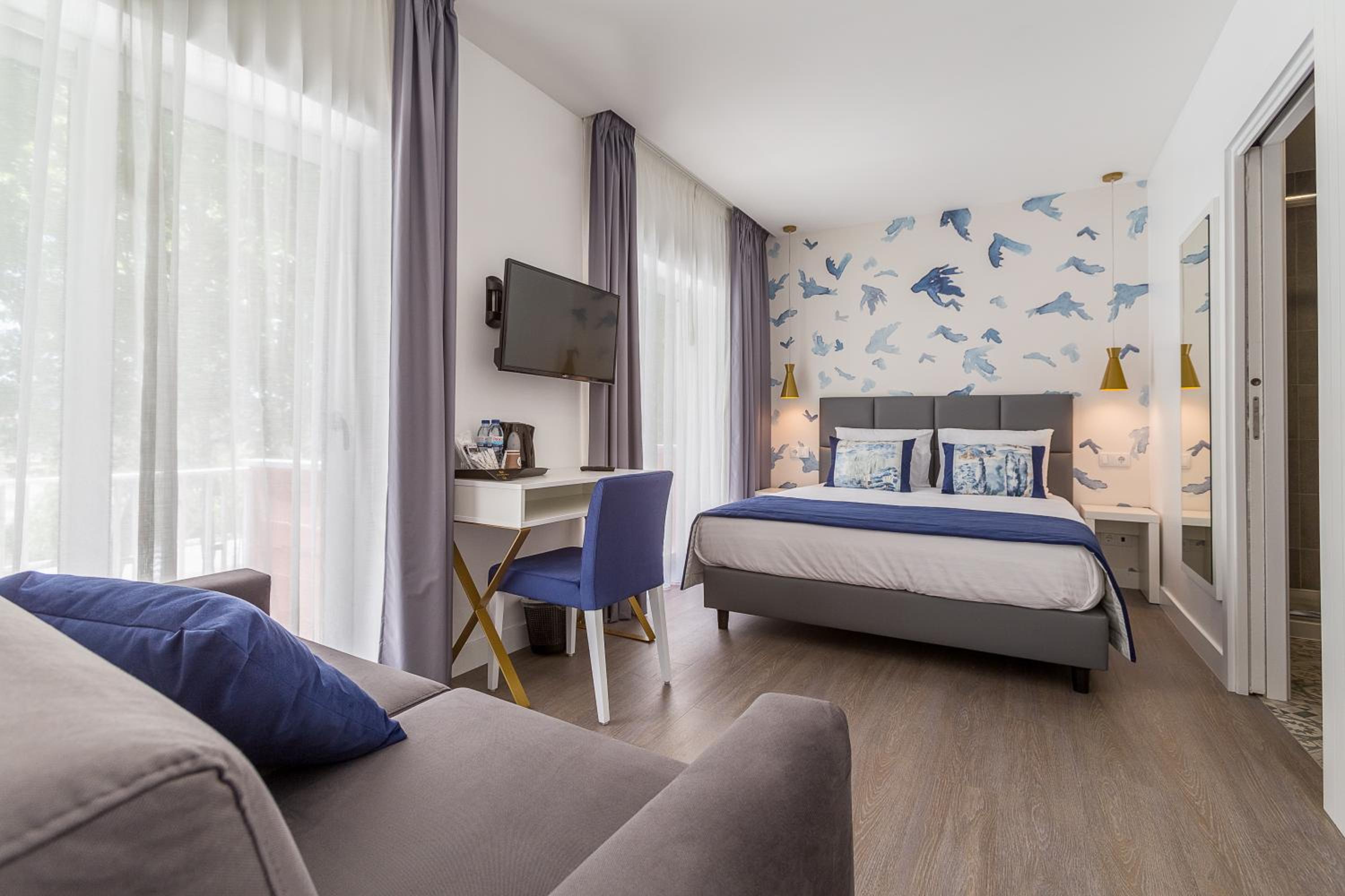 Double Room with Balcony - Photo 1