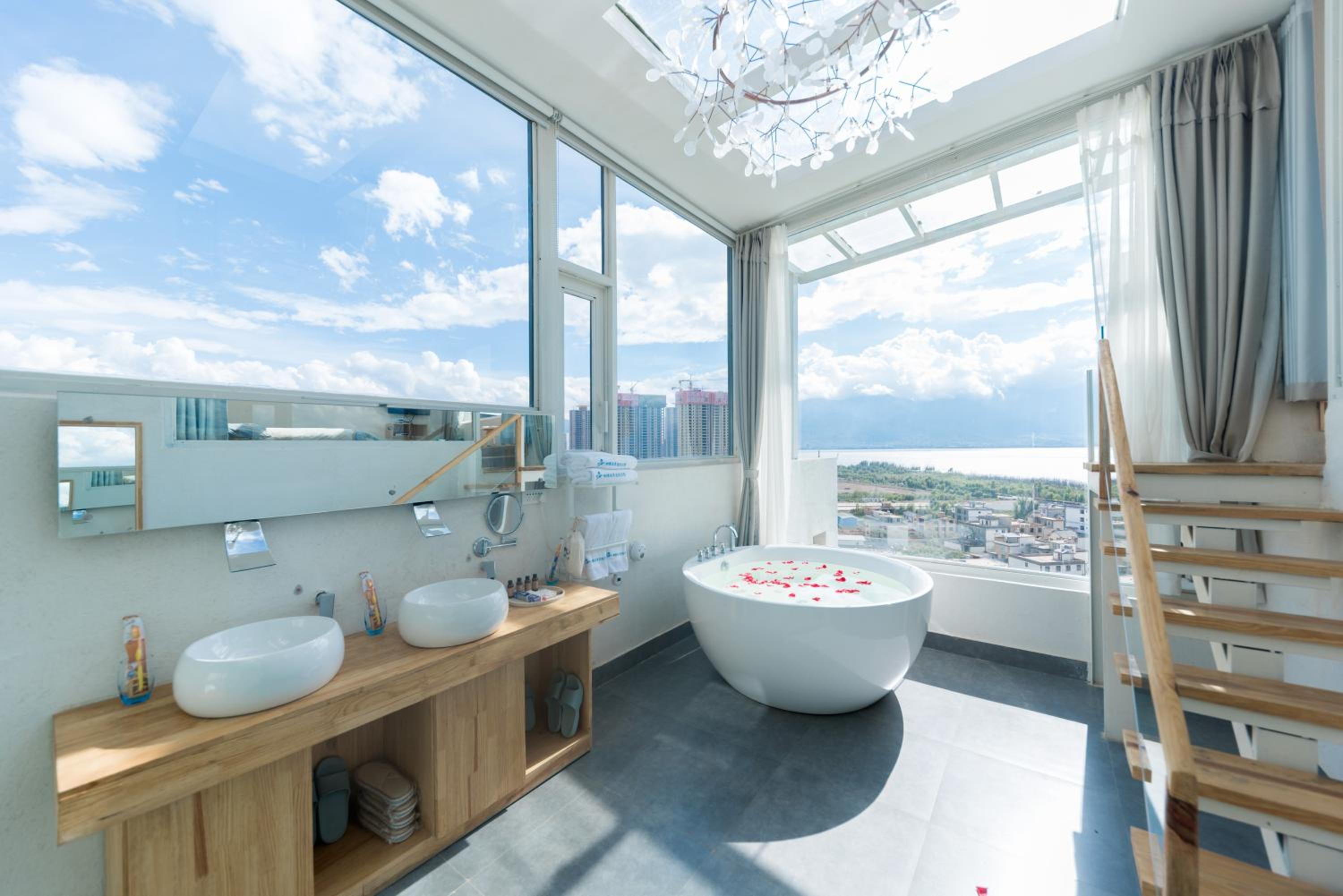 Deluxe Suite photo 2