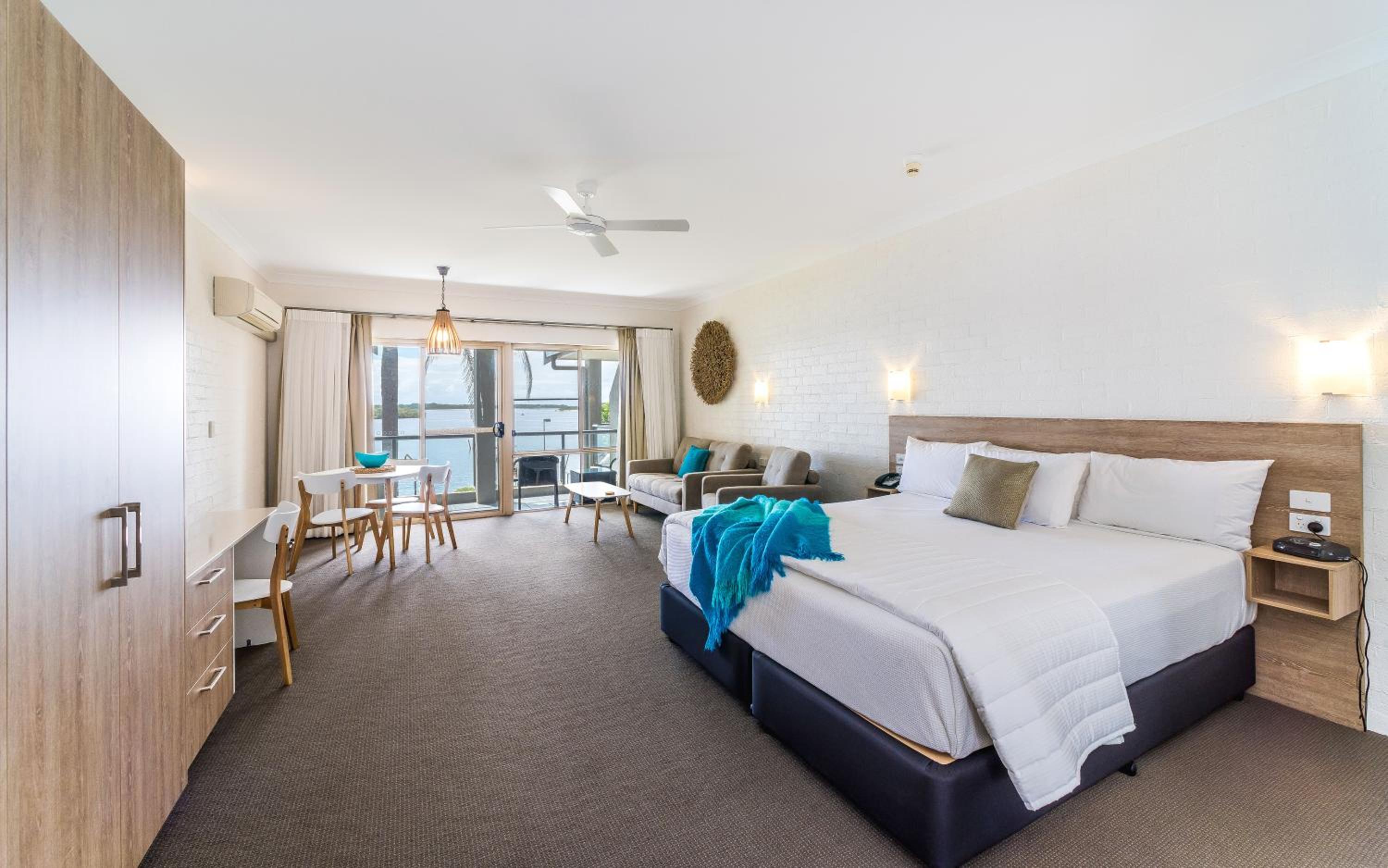 Premium Queen Waterfront Motel Room