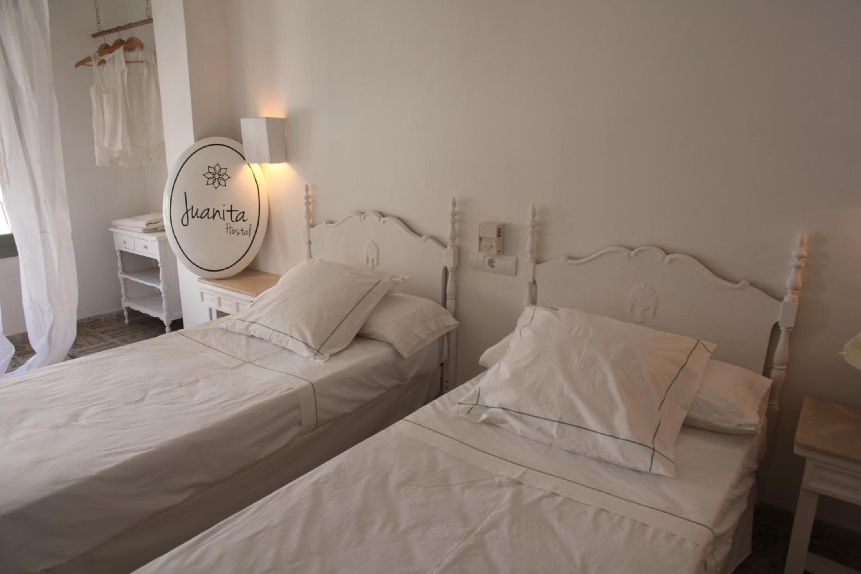 Standard Twin Room with shared Bathroom and Balcony photo 2