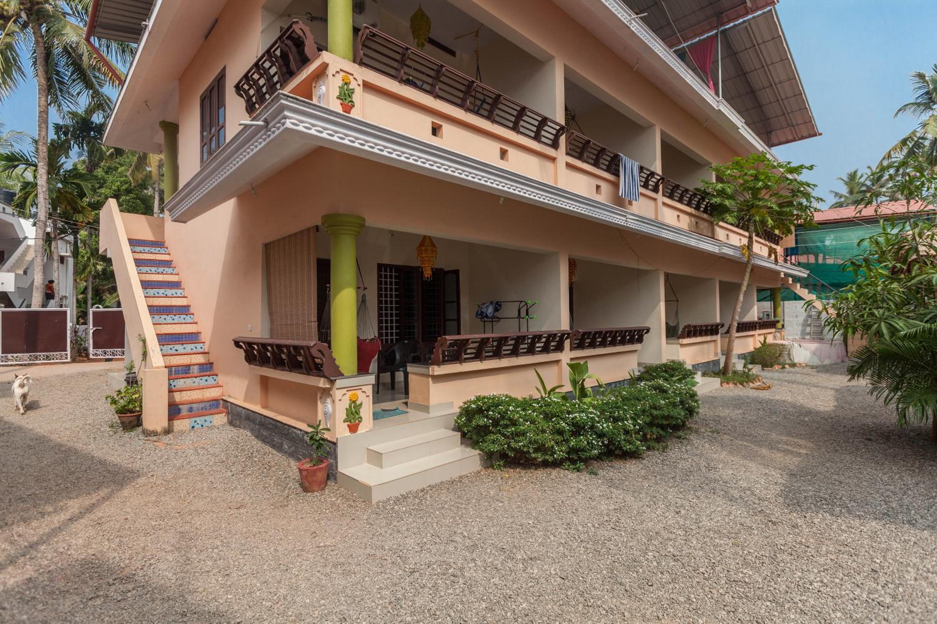 Queen Room with Balcony - Photo 15