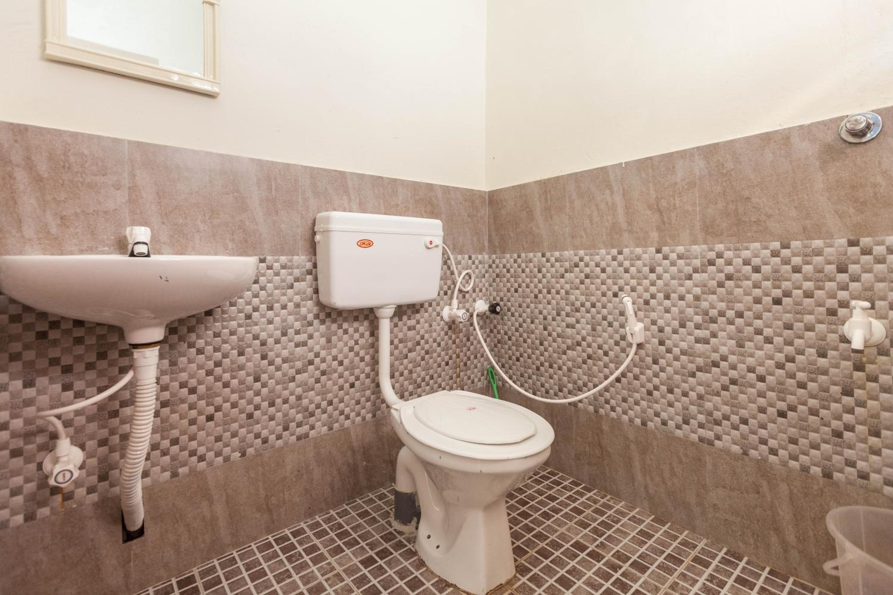 Budget Queen Non AC(Ground floor) - Photo 7