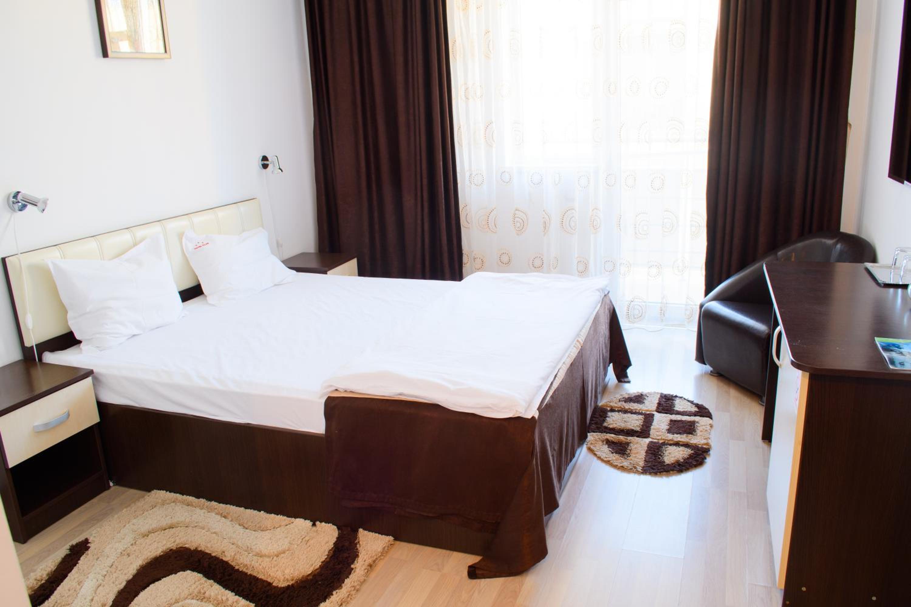 Double or Twin Room with Balcony - Photo 2