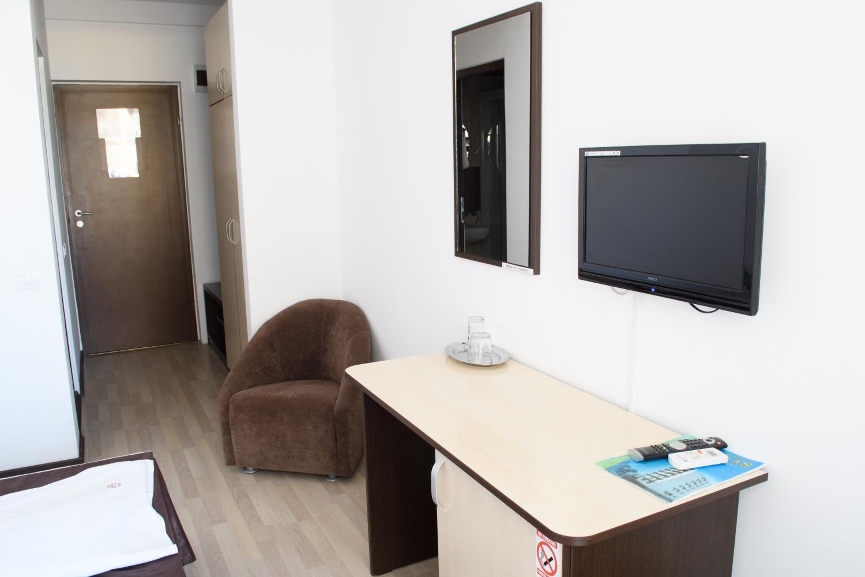 Double or Twin Room with Balcony - Photo 3