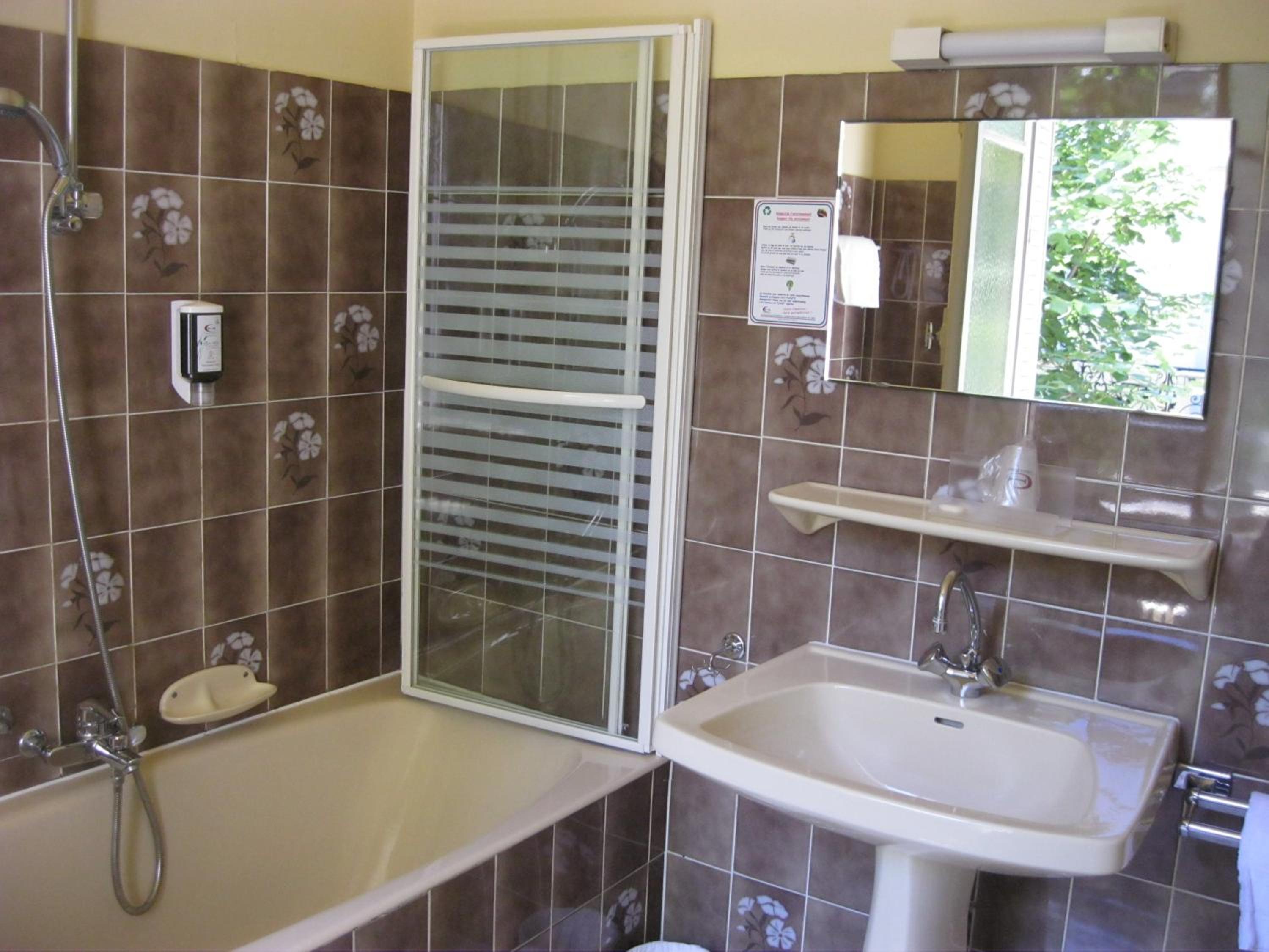 Double Room with Bath - Photo 4