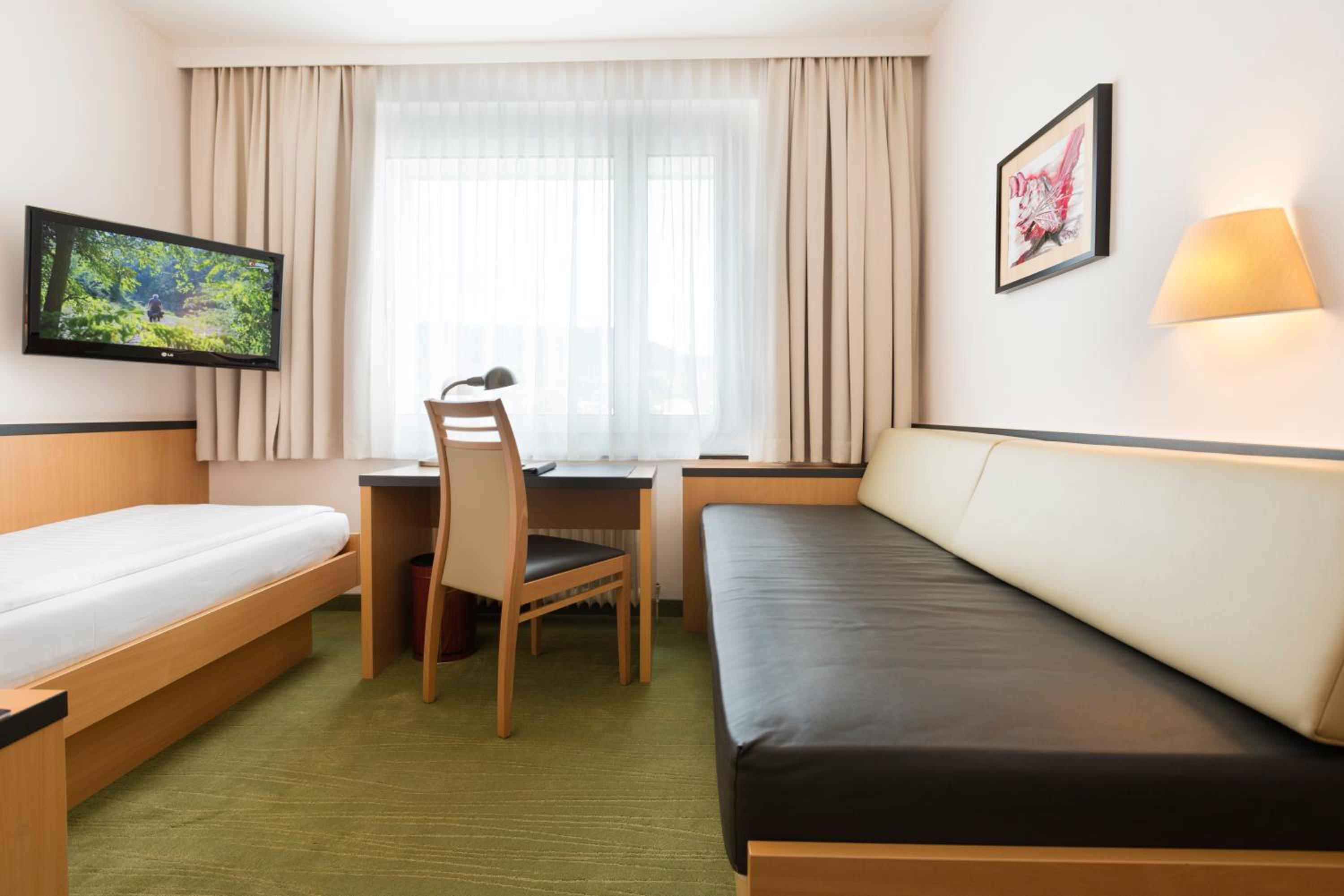 Economy Twin Room photo 2