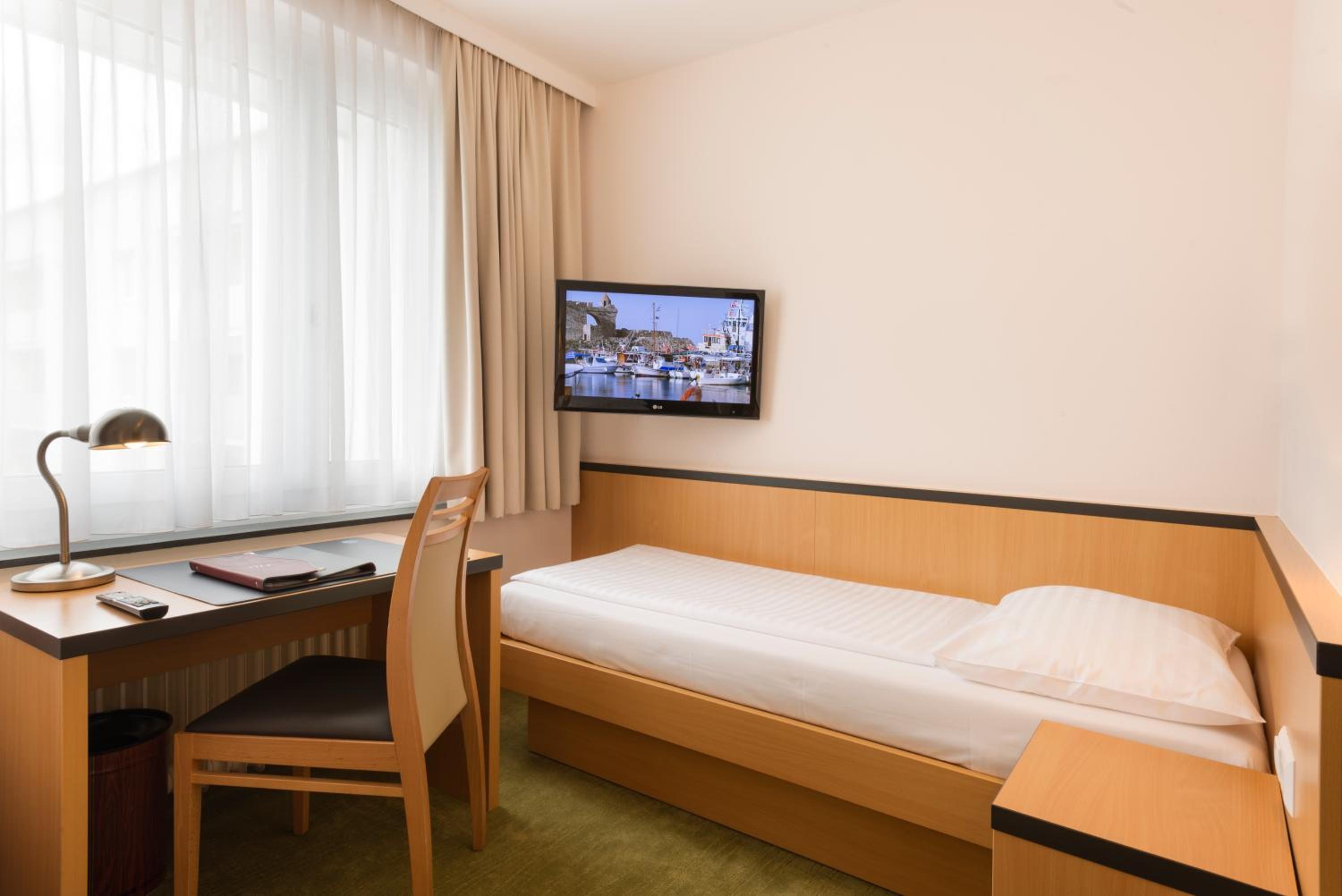 Economy Twin Room photo 3