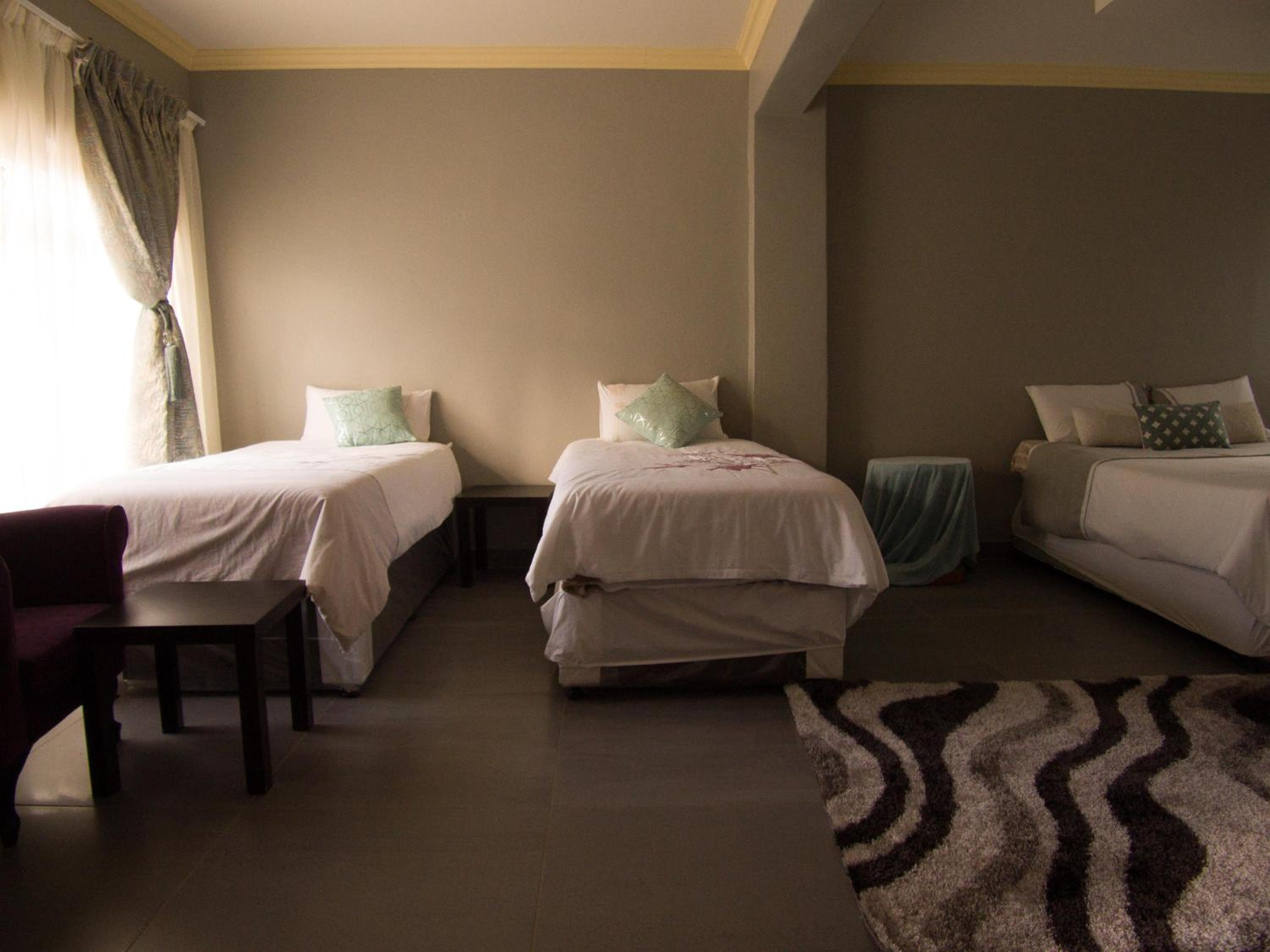 Quadruple Room - Disability Access - Photo 4