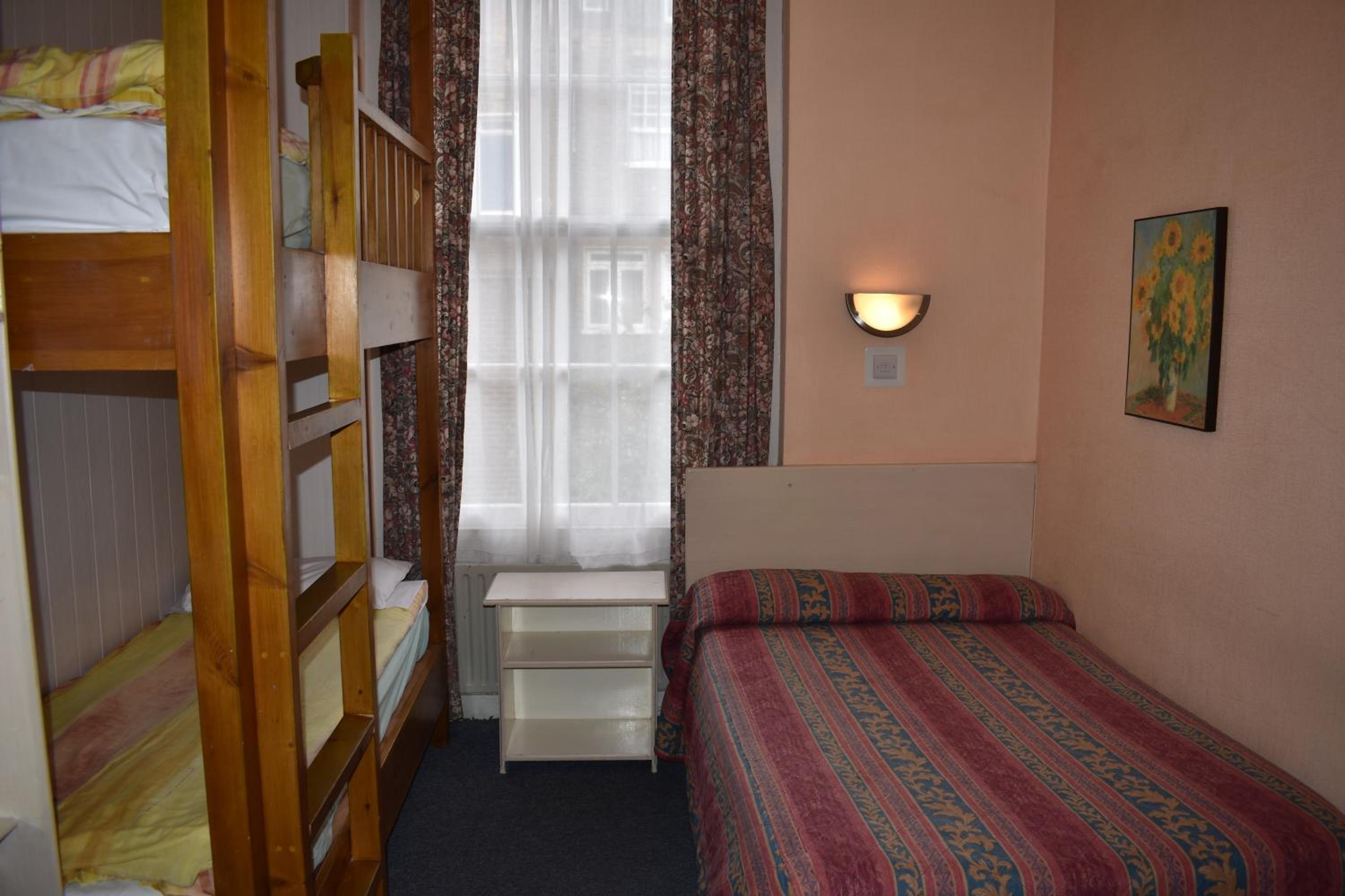 Quadruple Room with Private Bathroom photo 1