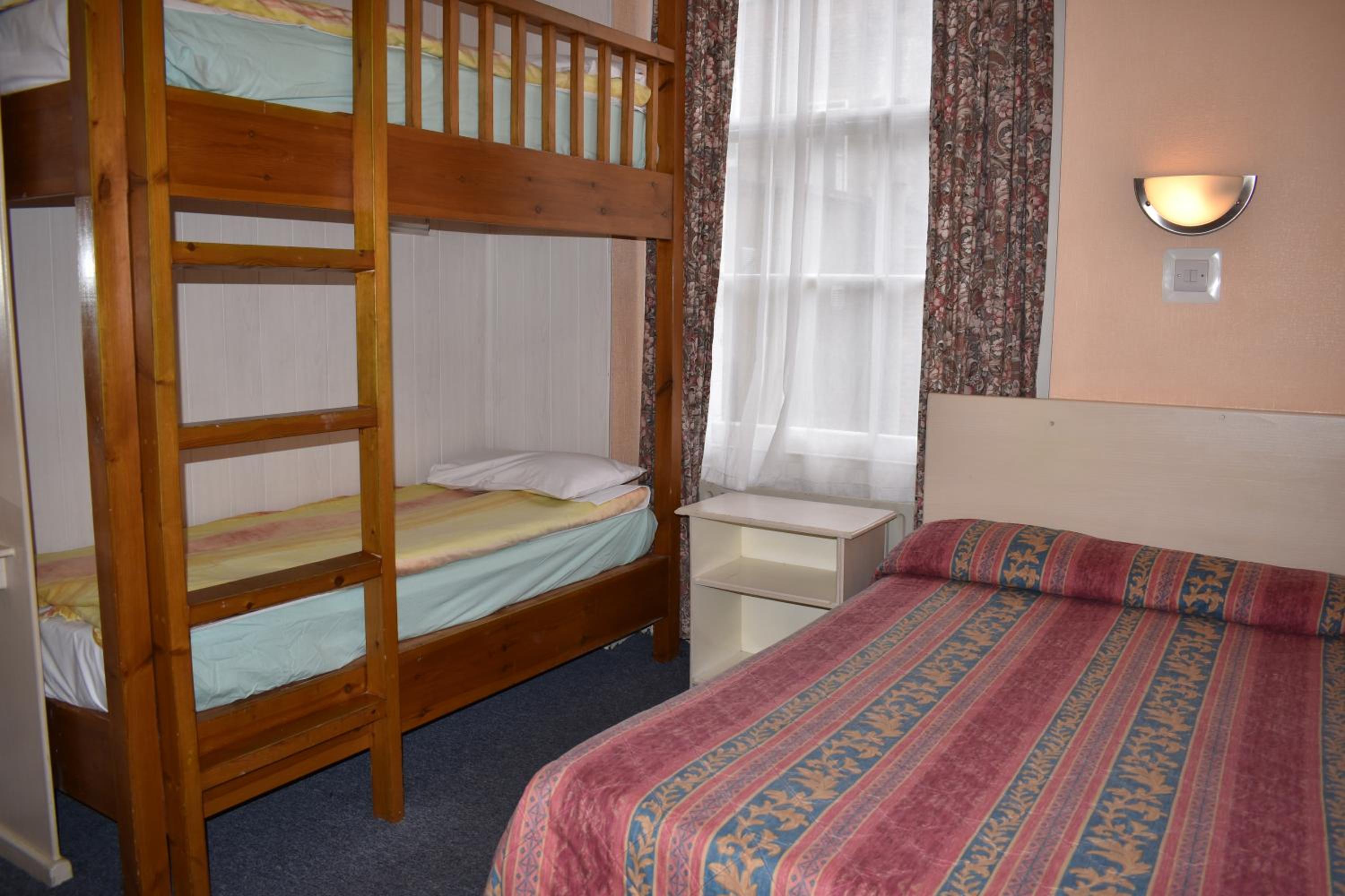 Quadruple Room with Private Bathroom photo 3