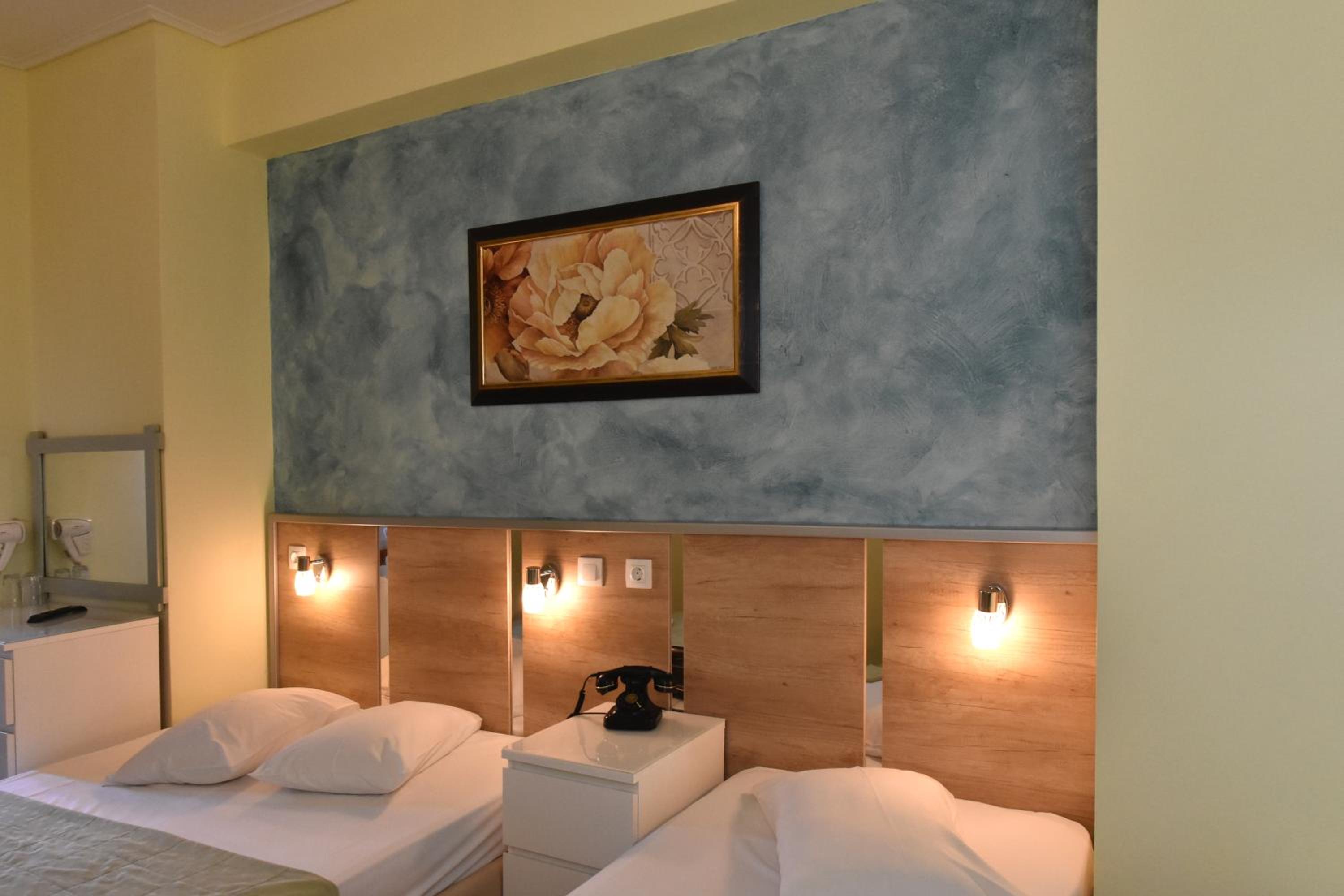 Triple Room with 1 Double and 1 Single Bed photo 3