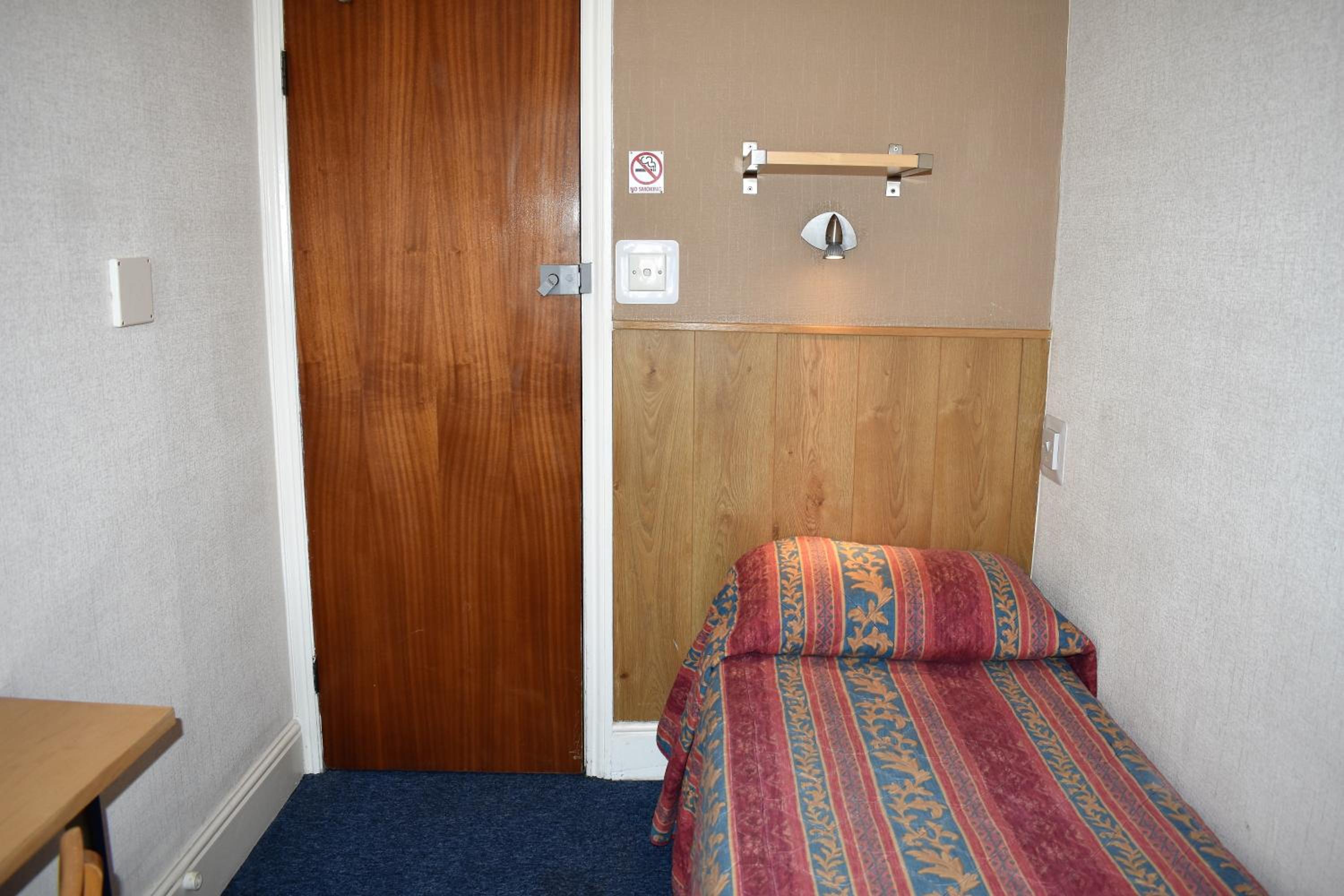 Single Room with Shared Bathroom photo 2