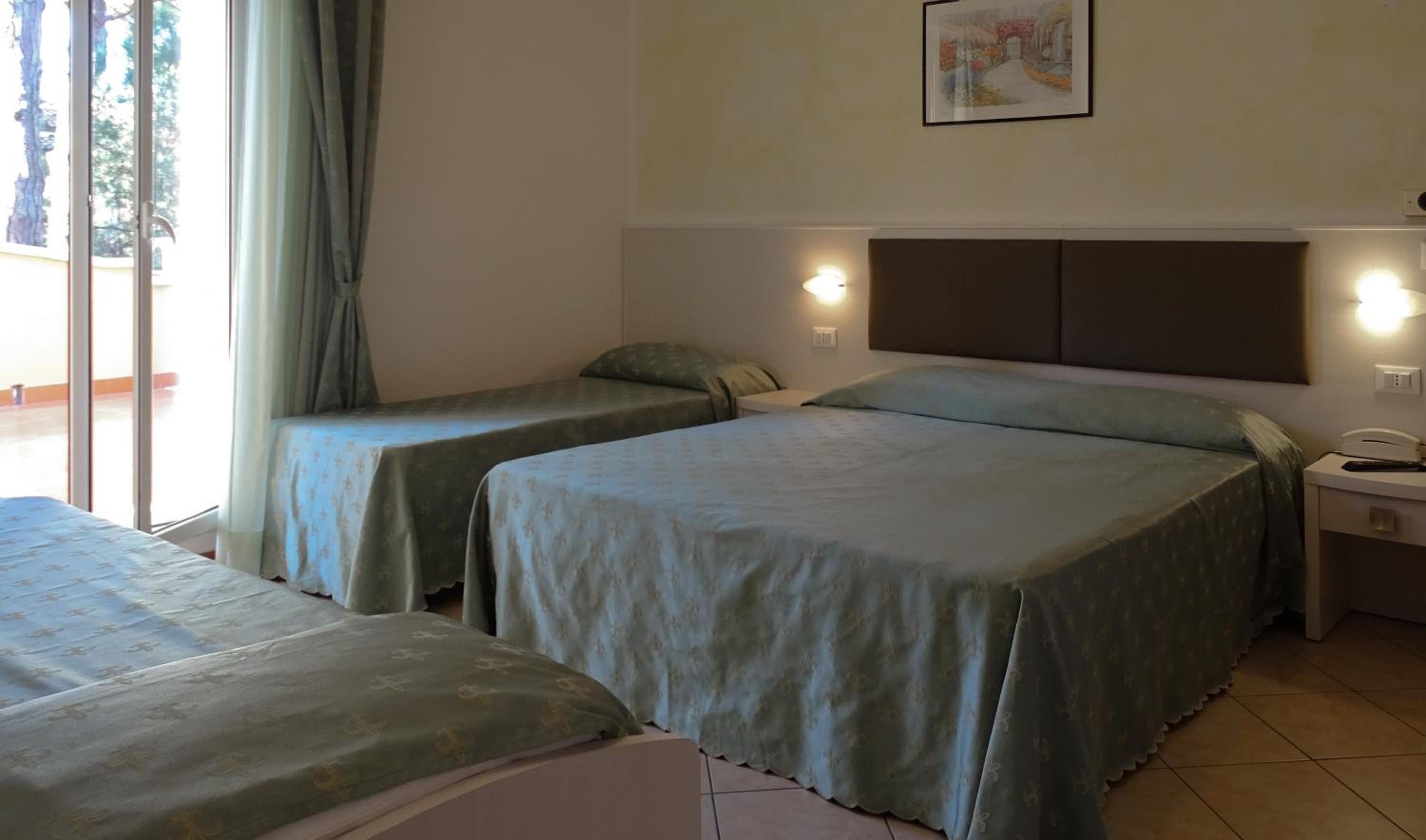 Classic Quadruple Room photo 2