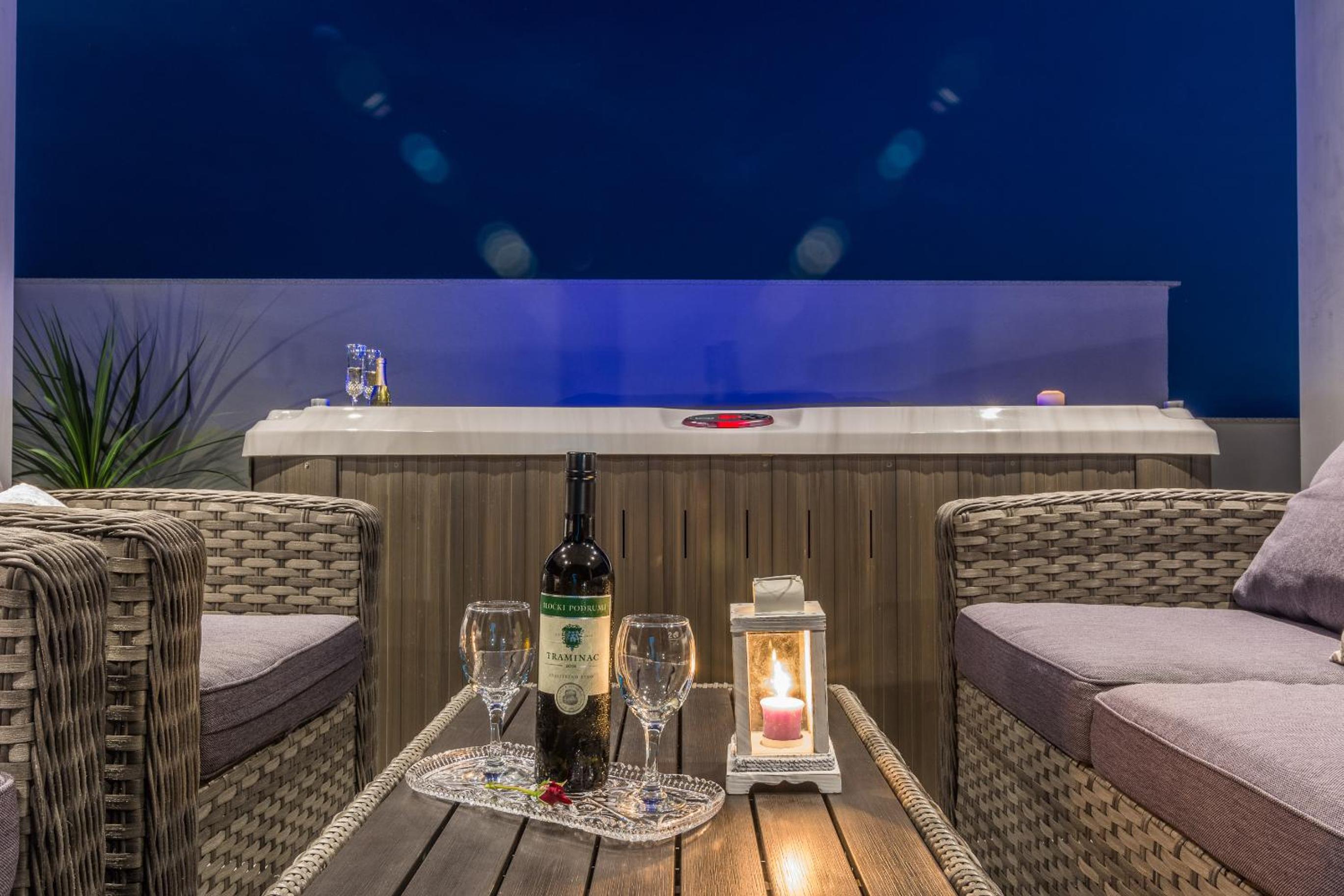 Superior Apartment with Hot Tub - Seaside