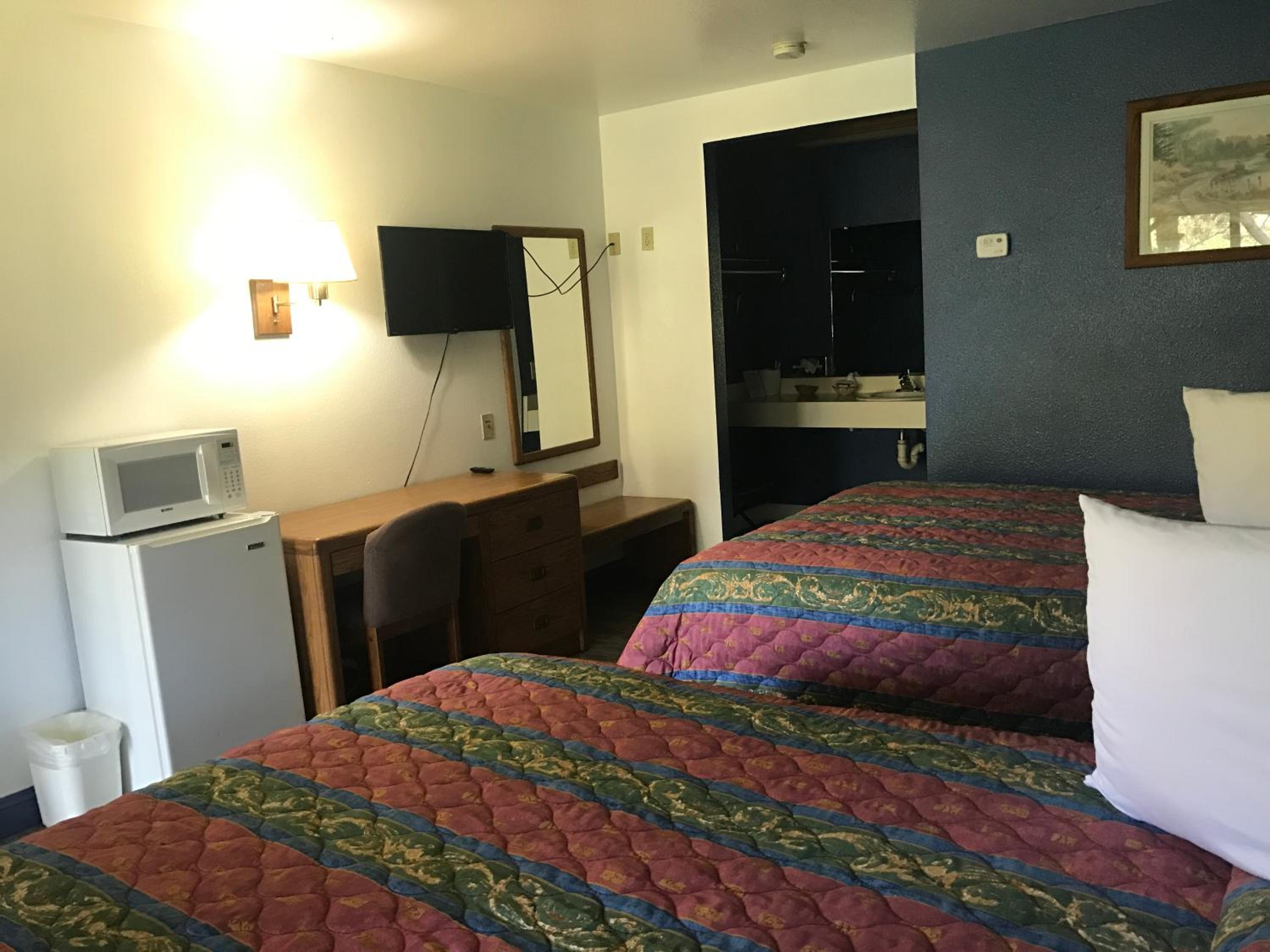 Queen Room with Two Queen Beds photo 1