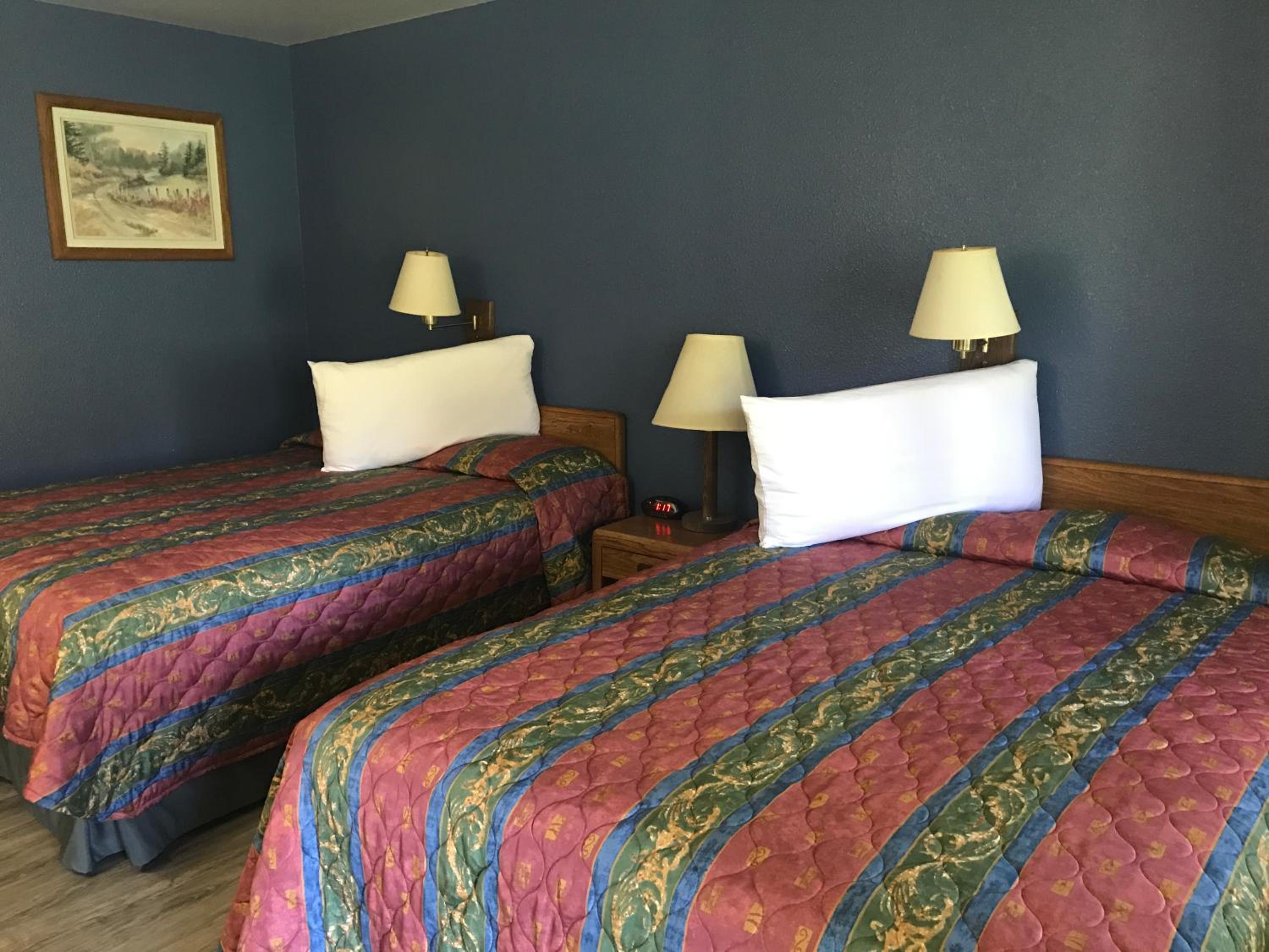 Queen Room with Two Queen Beds photo 3