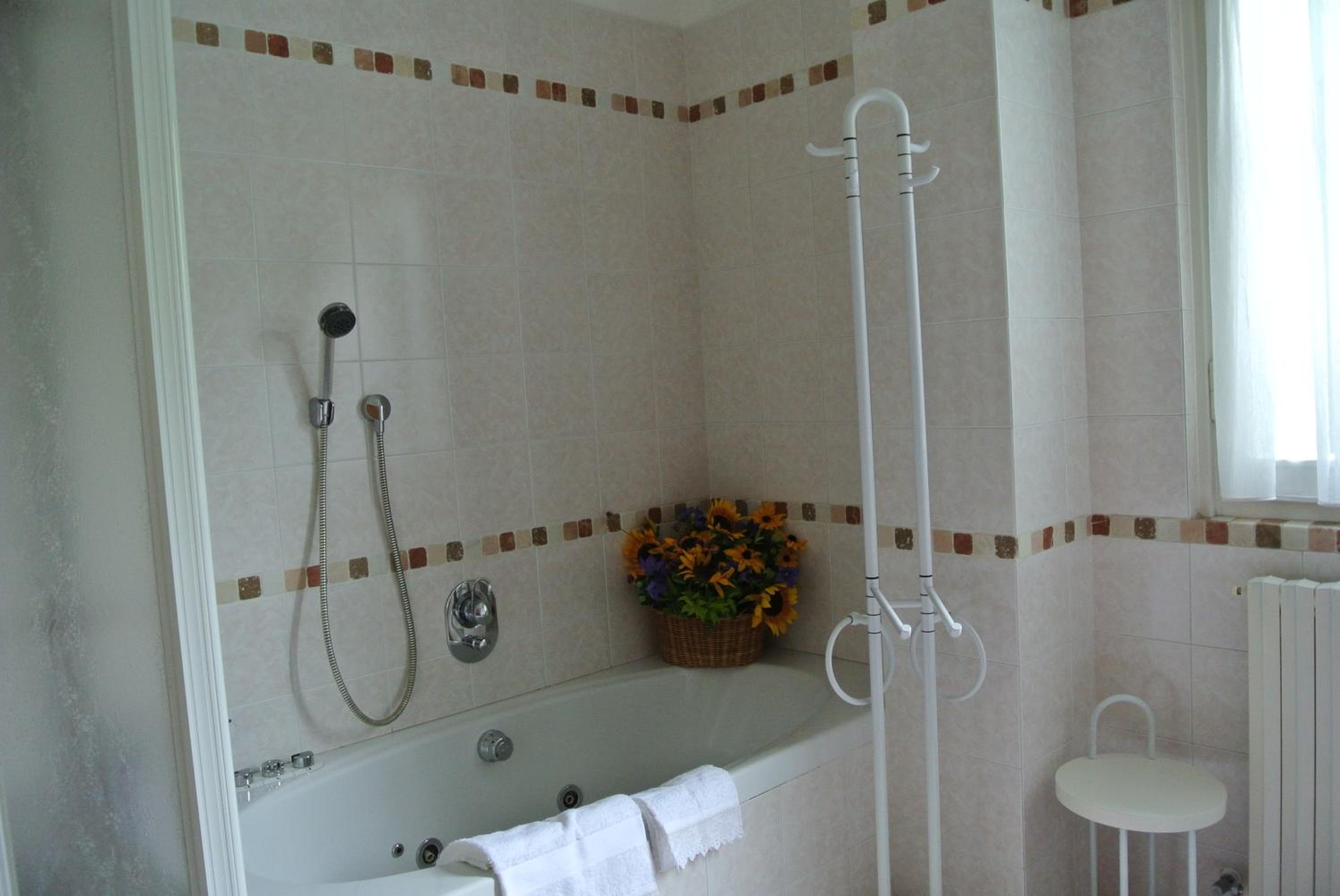 Quadruple Room with Private Bathroom - Photo 4