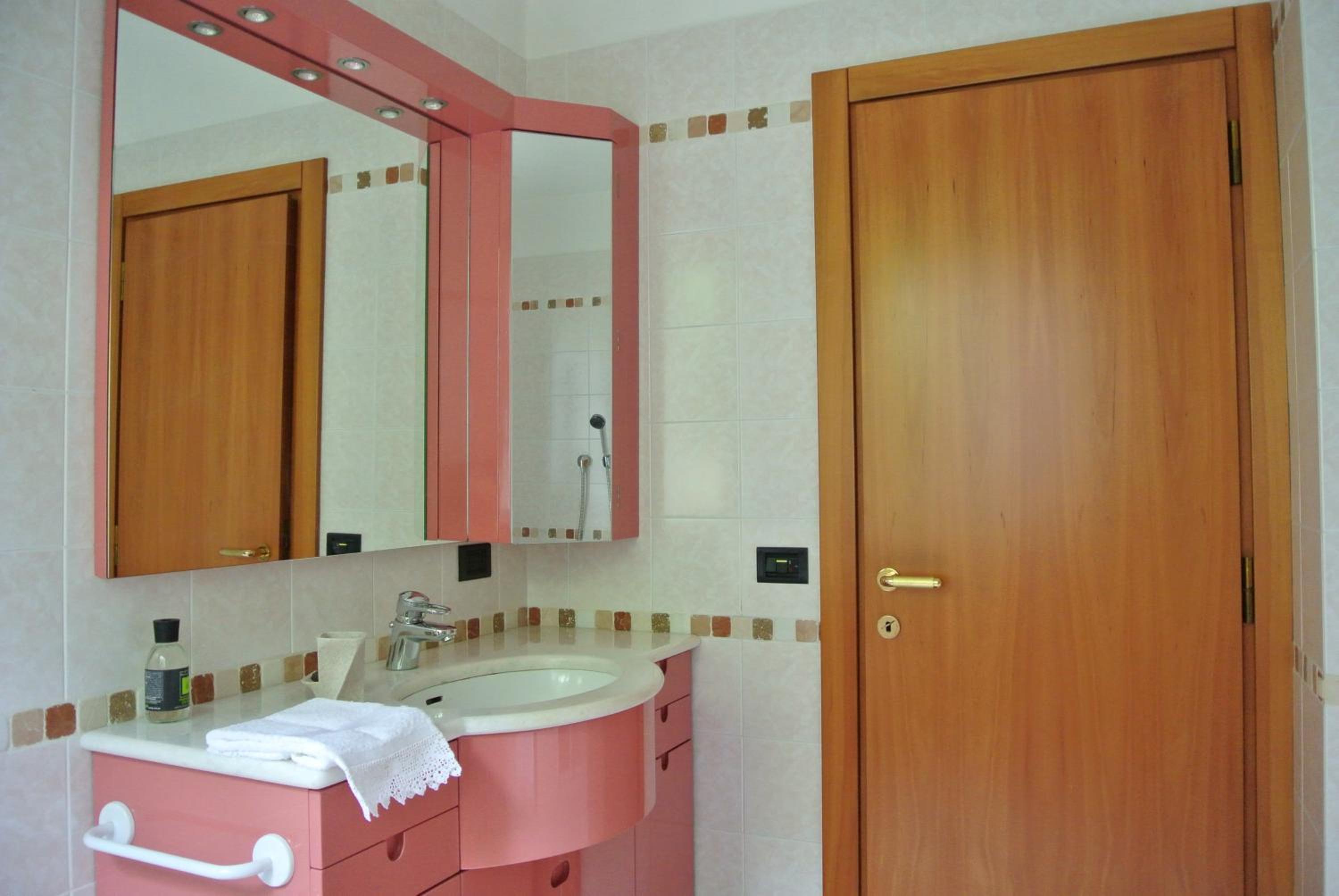 Quadruple Room with Private Bathroom - Photo 5