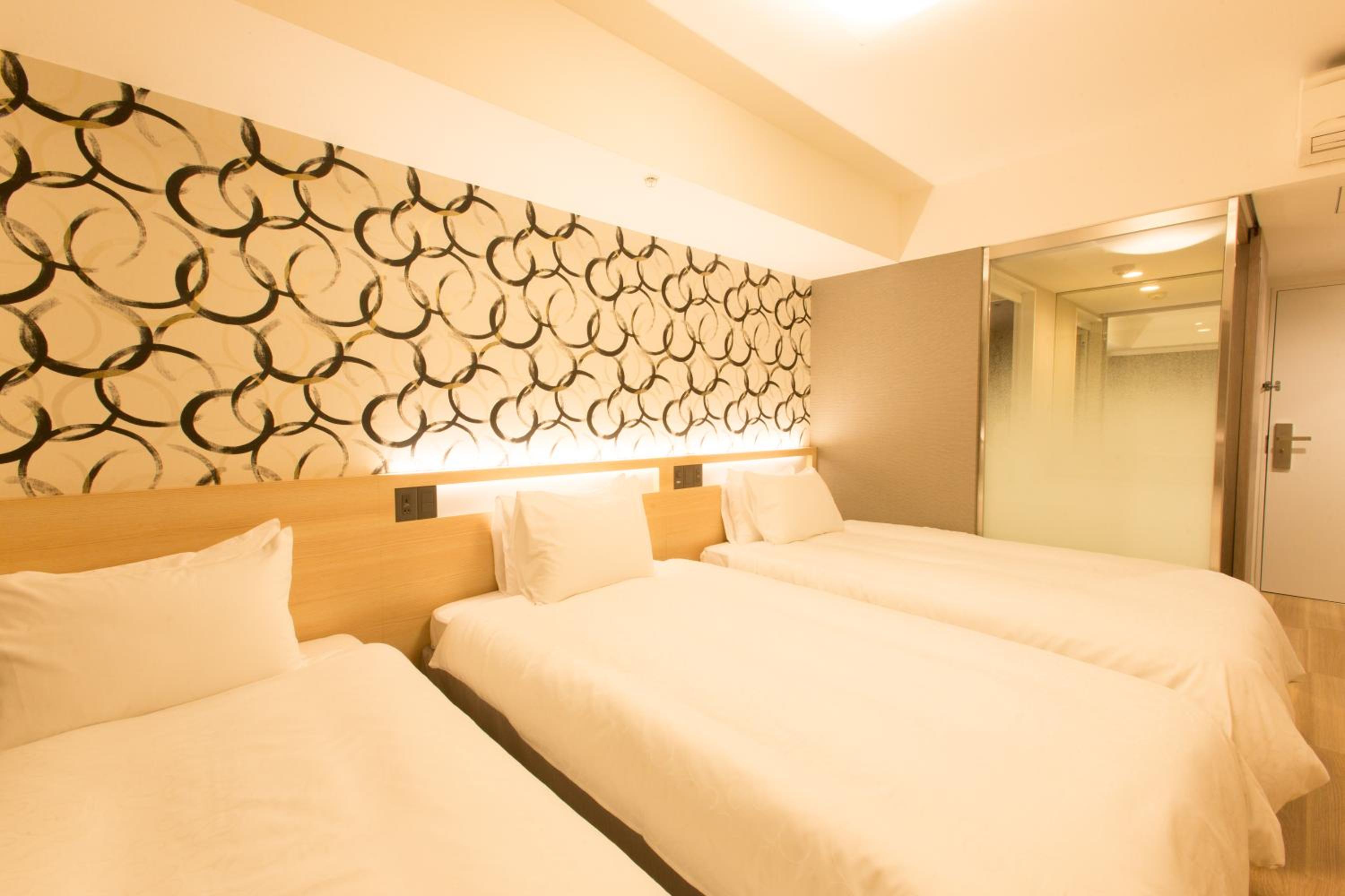 Connecting Room (6 Adults) photo 2