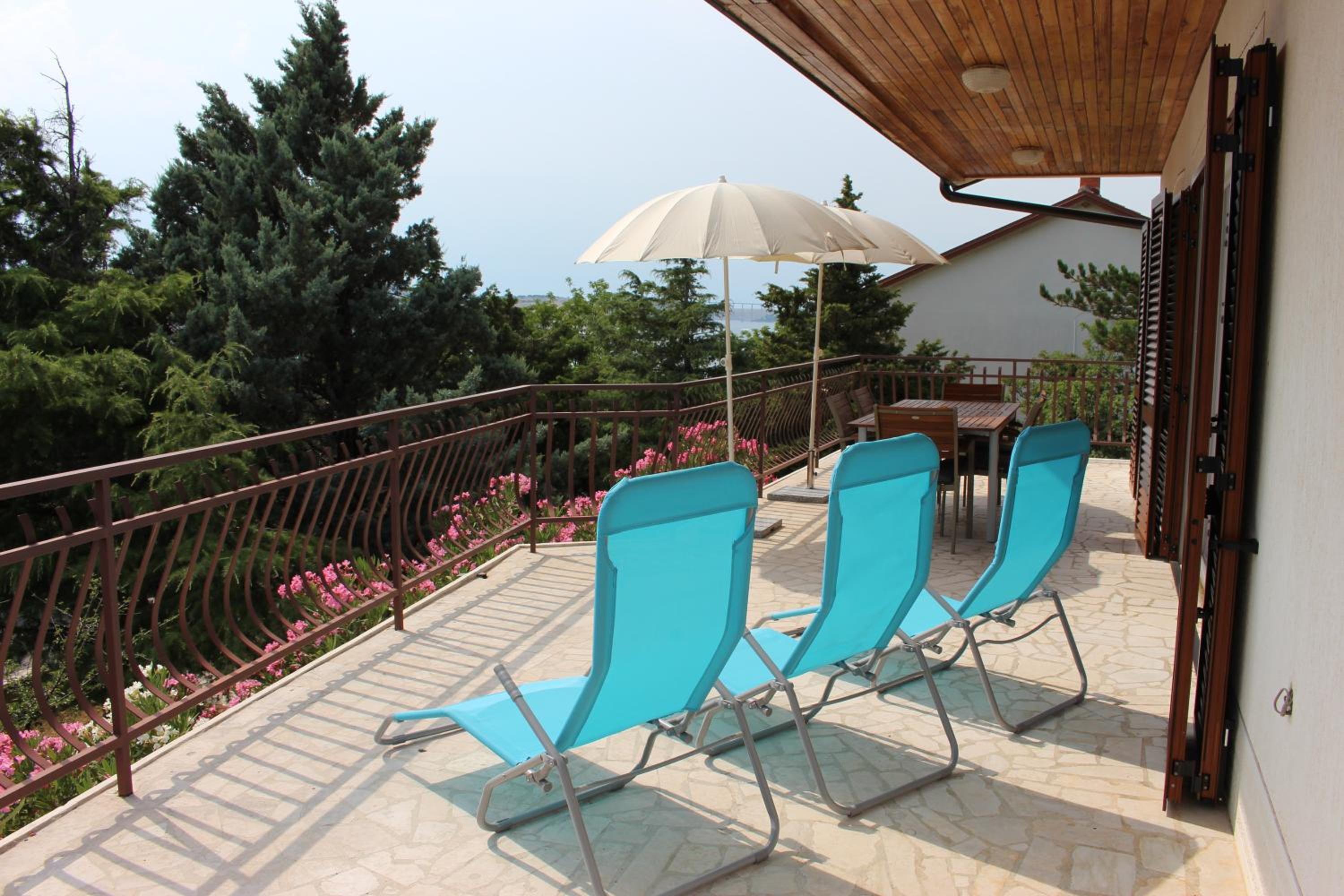 Apartment with Balcony - Photo 8