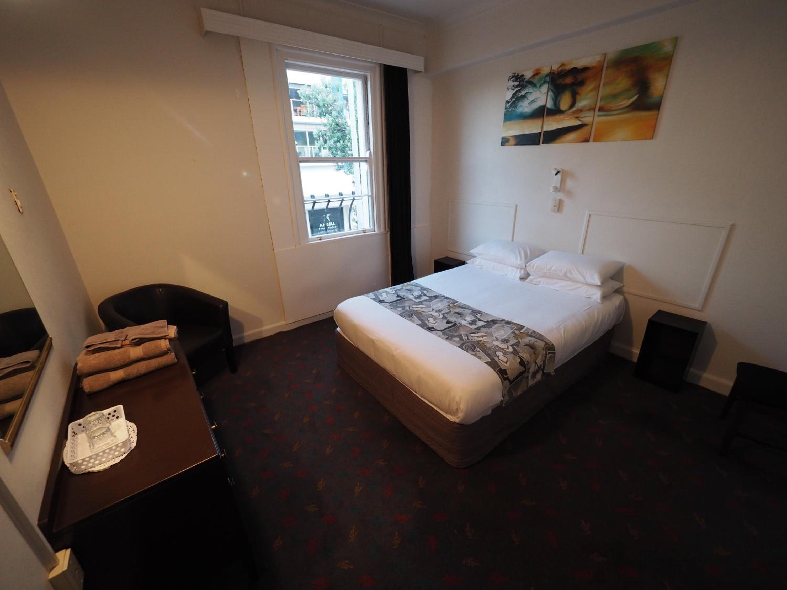 Queen Room photo 2