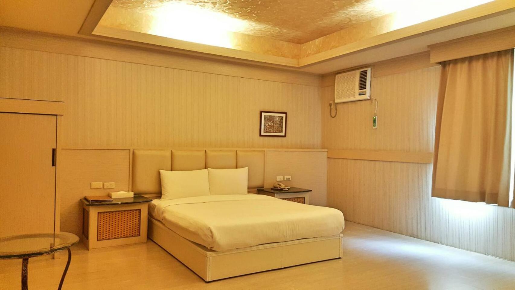 Queen Room photo 2