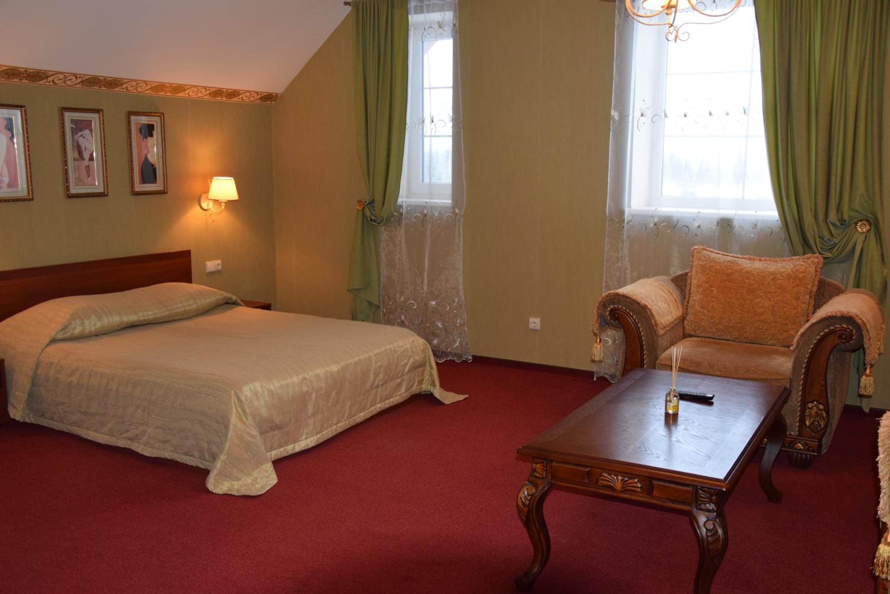 Suite - Photo 1