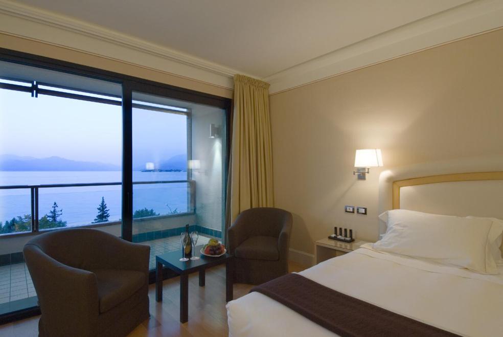 Standard Room with Lake View and Spa Access - Photo 3