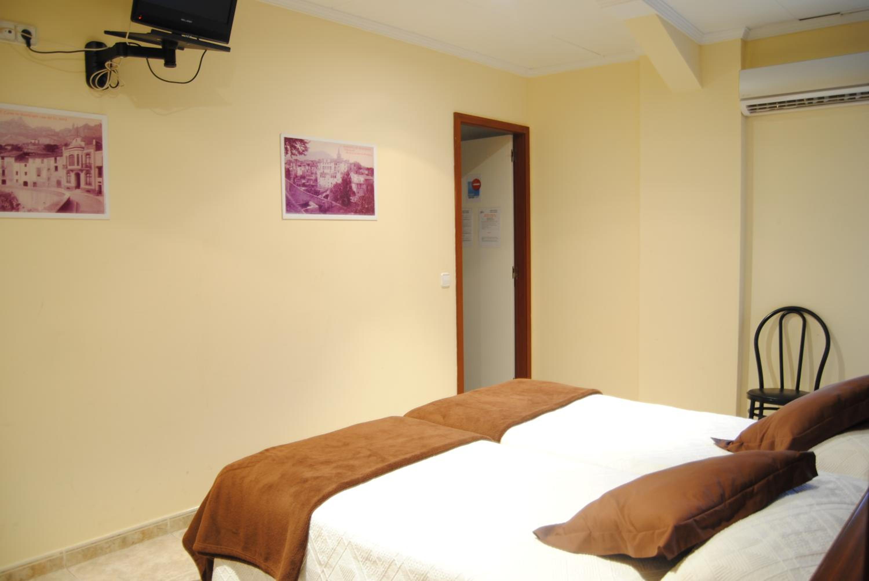 Twin Room - Photo 3