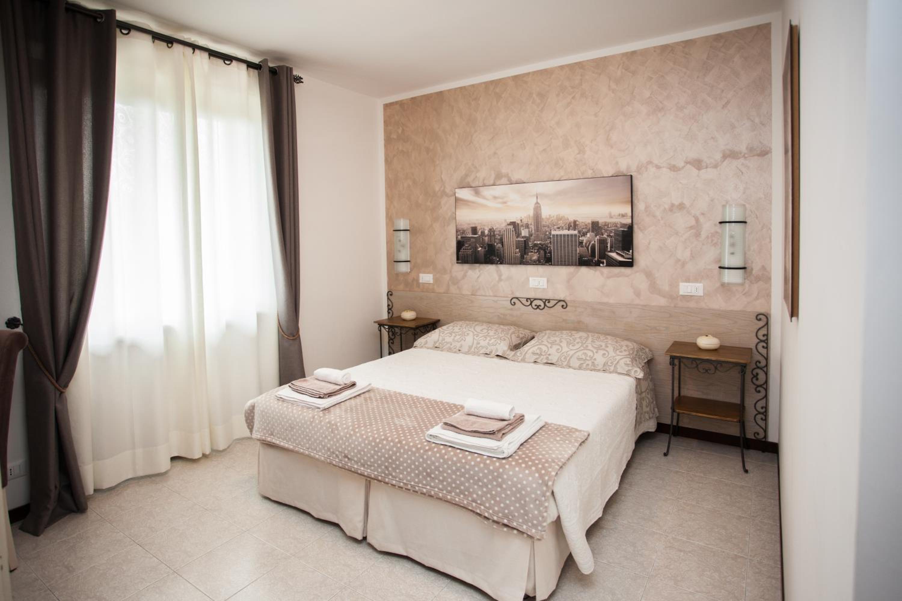 Deluxe King Room photo 1