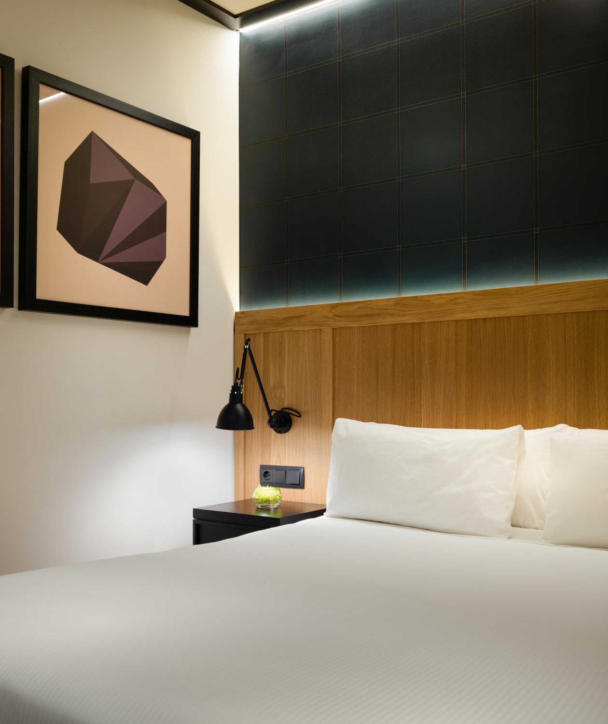 Standard Double or Twin Room thumbnail 6
