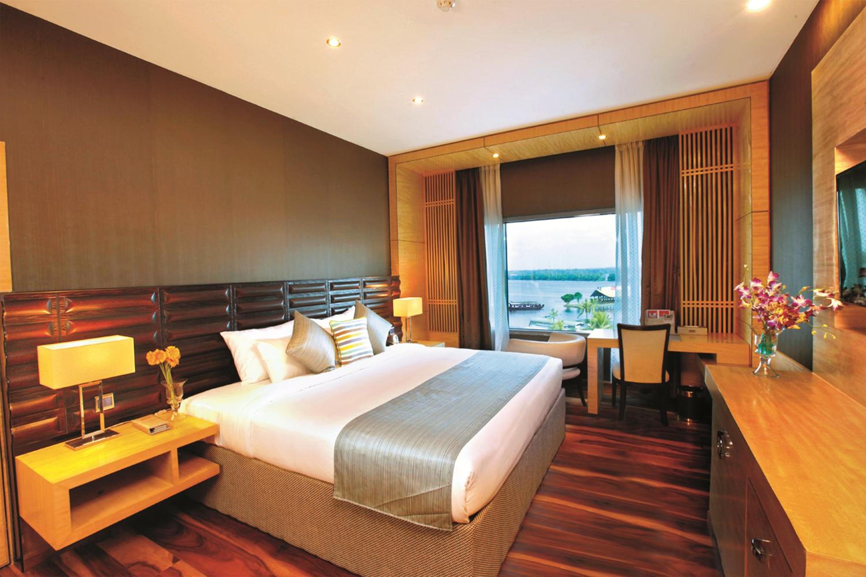 Premium King Room with Lake View - Non-Smoking