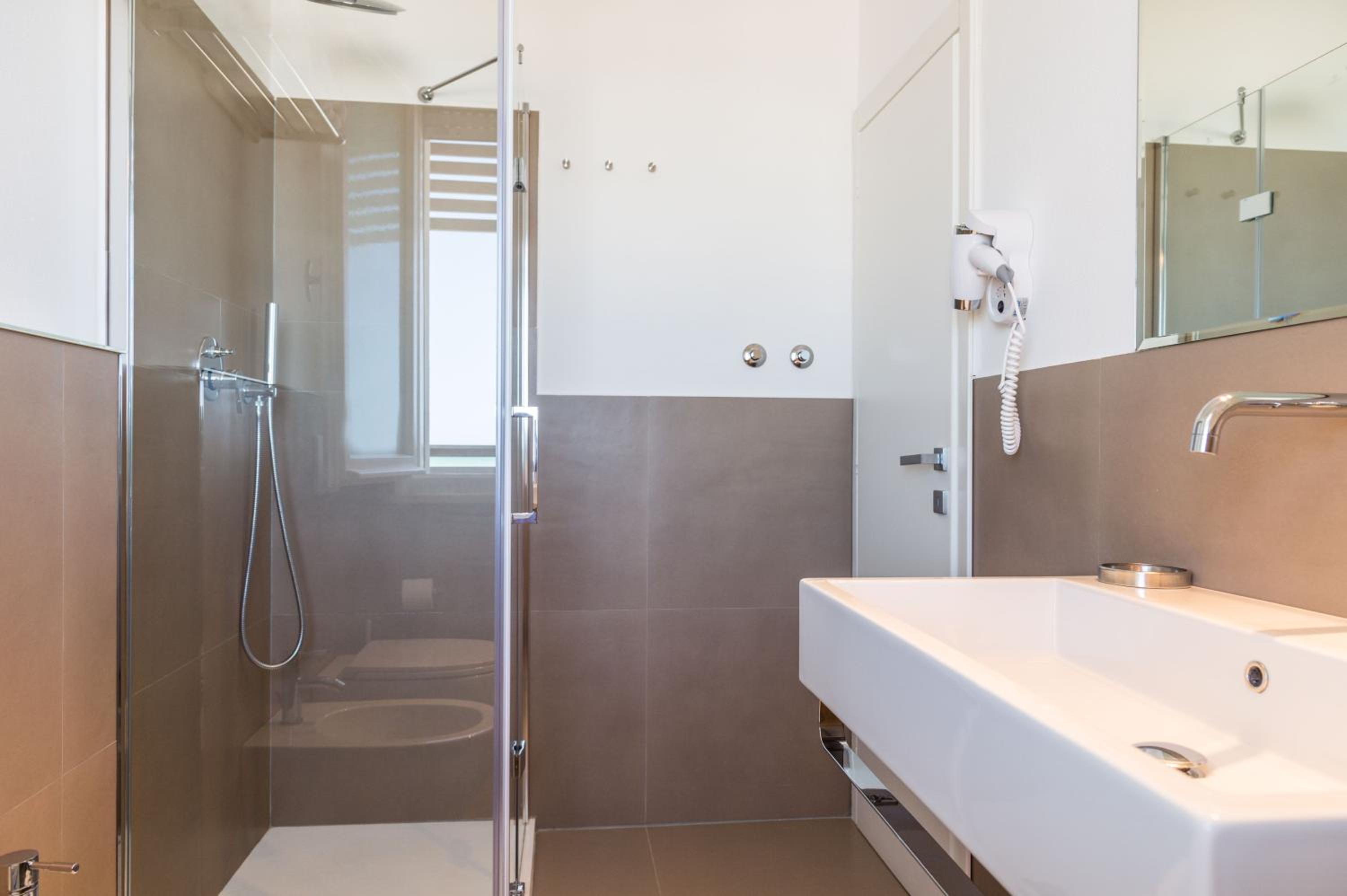 Double Room with Balcony - Photo 14