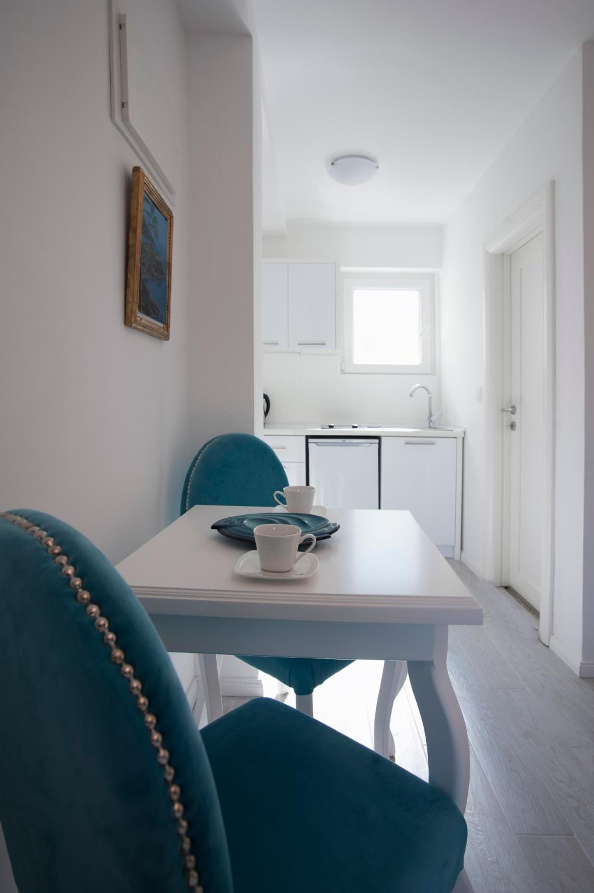 Studio Apartment with Balcony photo 3